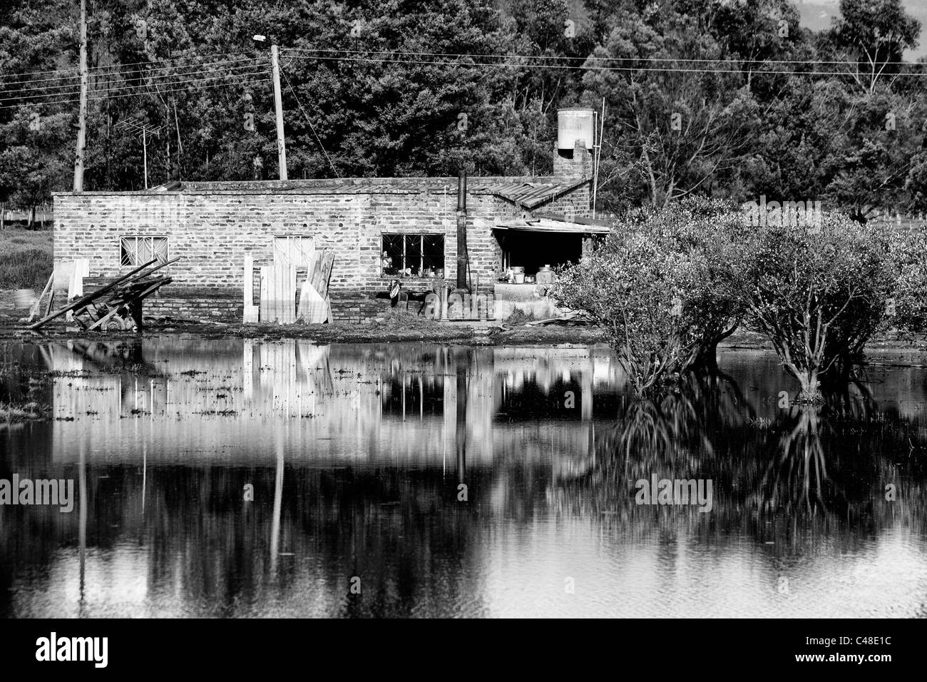 Eine Haus abgerundet durch Wasser, wegen der schweren Regen diesen Strich das gesamte Gebiet der kolumbianischen während alle 2011. Tibasosa, Kolumbien Stockfoto