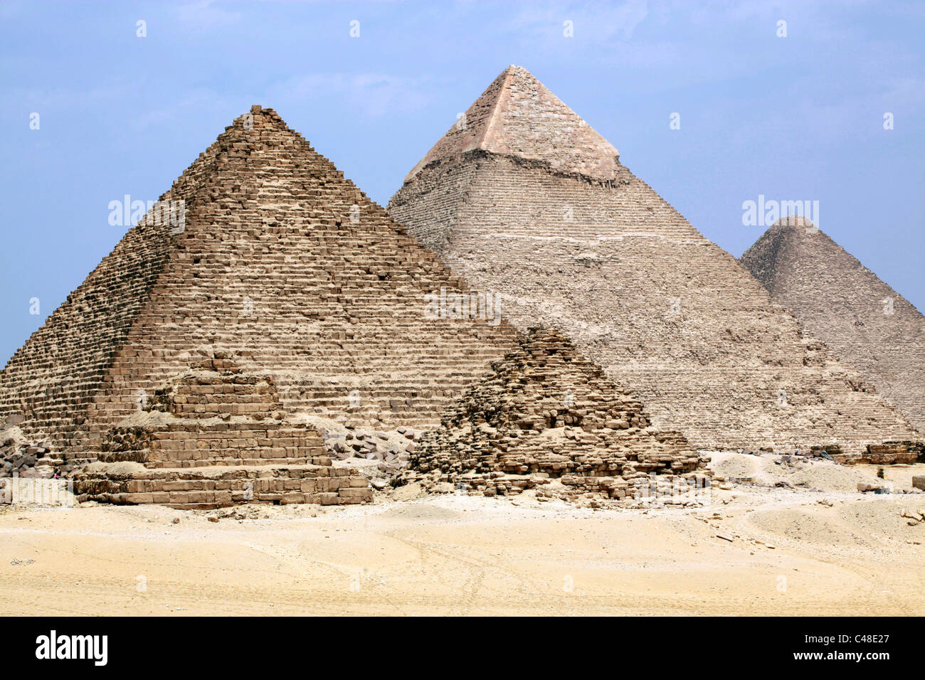 Die Pyramide des Mykerinos (Mykerinos), Khafre (Chephren) und große Pyramide von Khufu (Cheops) an der Pyramiden von Gizeh, Ägypten, Kairo Stockfoto