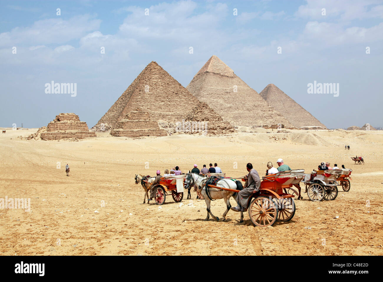 Touristen an der Pyramide des Mykerinos (Mykerinos), der Pyramide von Khafre (Chephren) und die große Pyramide von Khufu (Cheops) Kairo Stockfoto