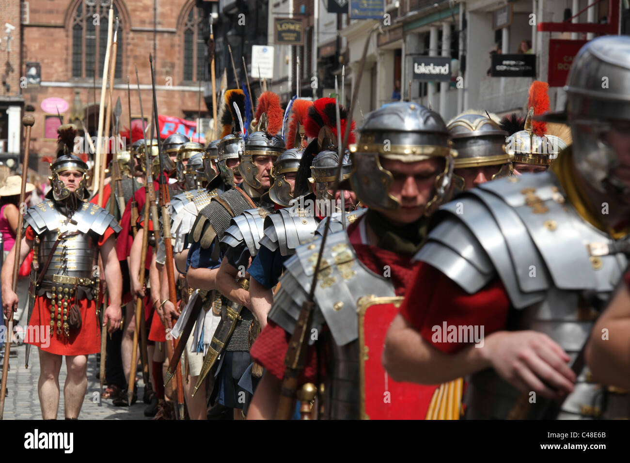 Von Chester, England. Römische Soldaten und Zenturios marschierten durch die Stadt Chester. Stockfoto