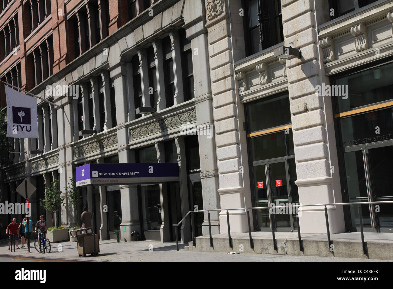 New York University Gebäudeeingang Stockfoto