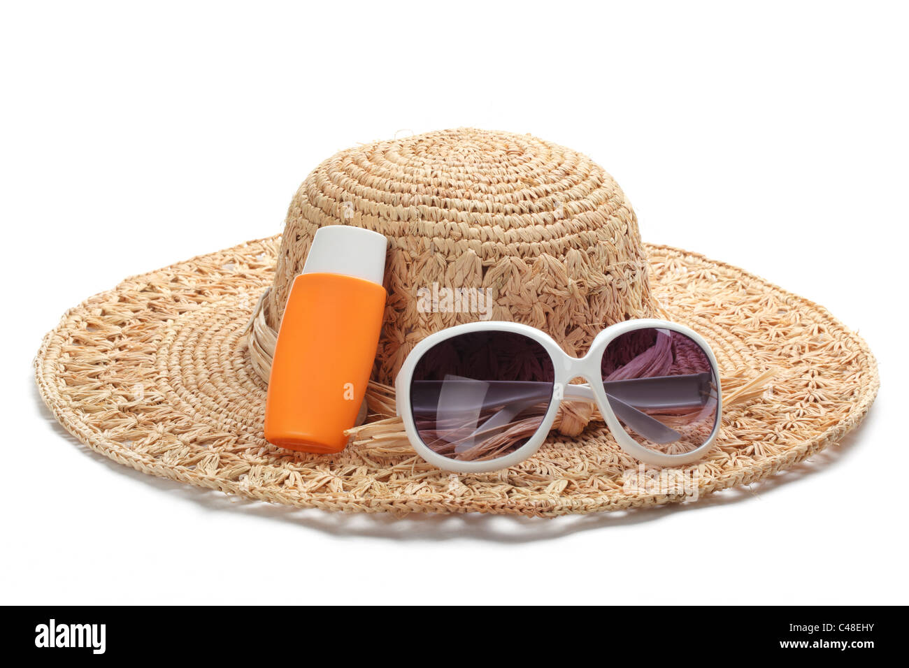 Stroh Strandhut, Flasche Balsam solar und Sonnenbrille, isoliert auf weiss. Stockfoto