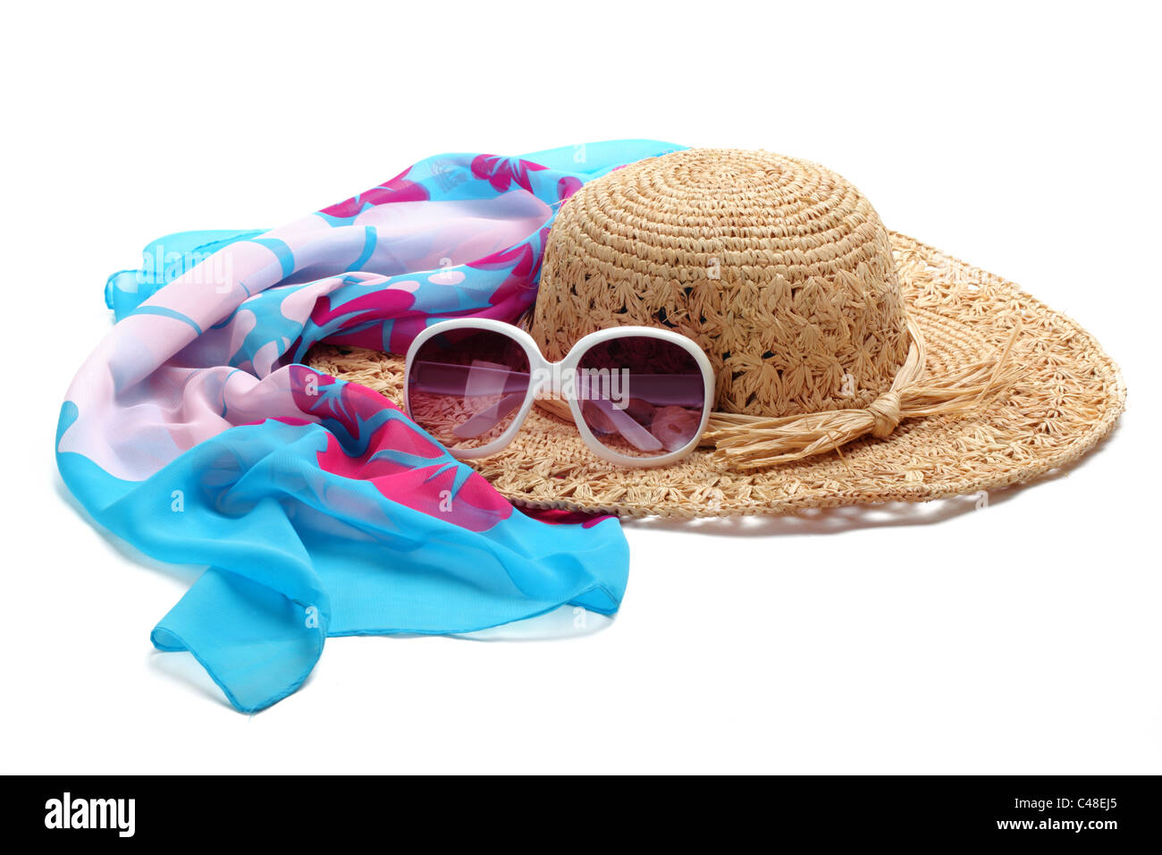Stroh Strandhut, Sonnenbrille und isoliert auf weißem Schal. Stockfoto