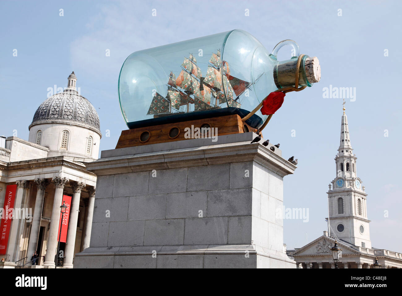 Schiff in der Flasche auf dem vierten Sockel in Trafalgar Square, National Gallery und St. Martin in der Felder-Kirche in London Stockfoto