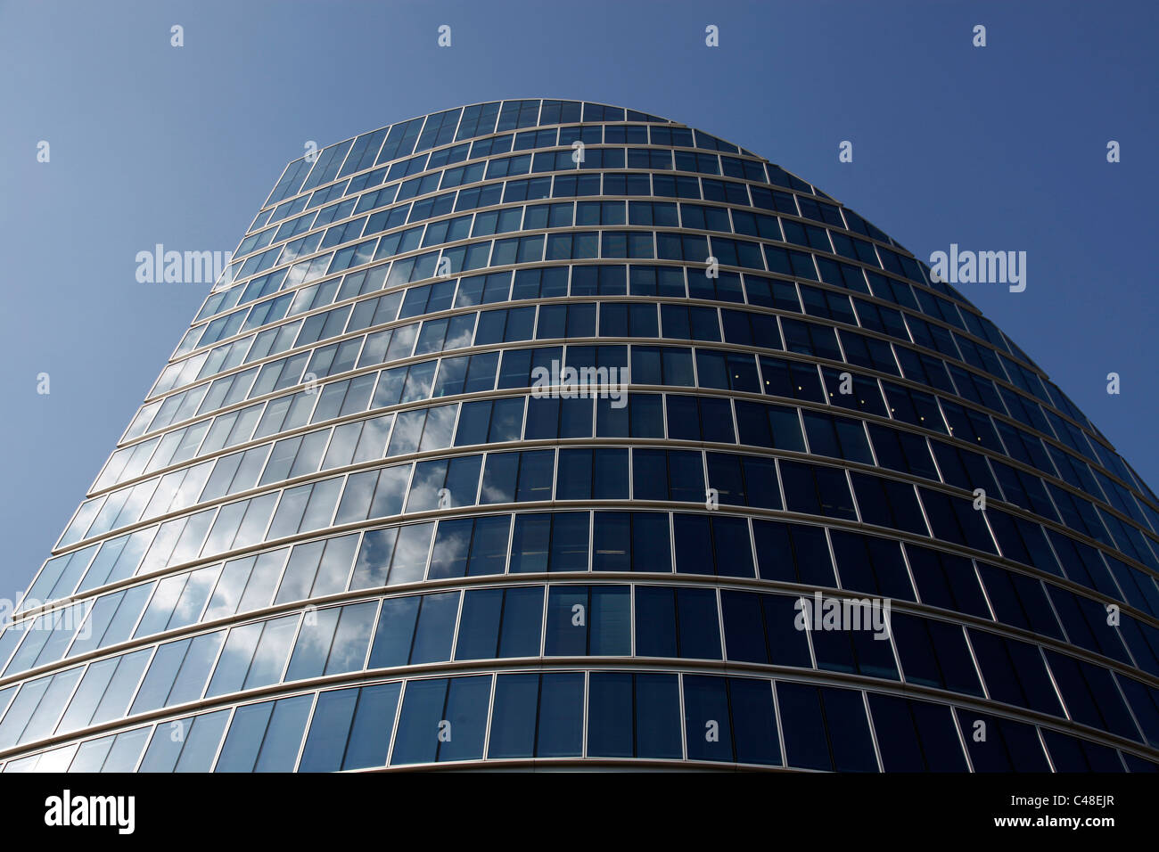 Reflexion der Cloud im Fenster des modernen Bürogebäude in London, England Stockfoto