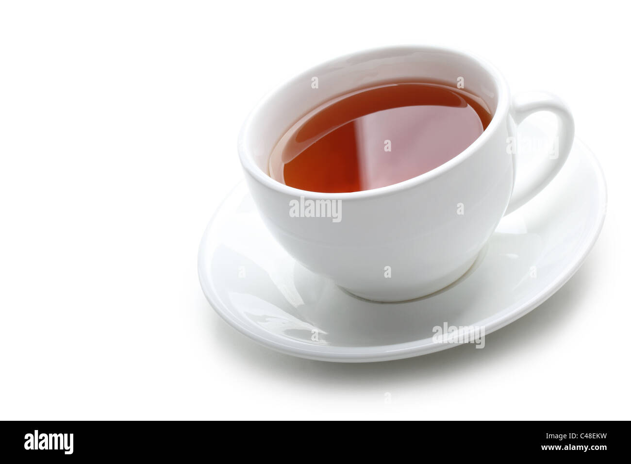 Tasse schwarzer Tee. Isoliert auf weißem Hintergrund Stockfoto