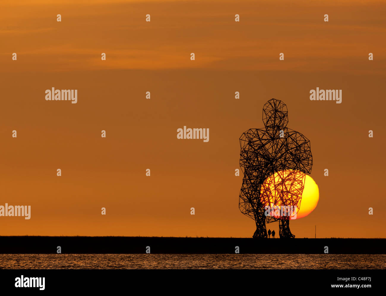 Antony Gormley Exposition bei Sonnenuntergang mit Blick auf den IJsselmeer Lake Lelystad in Flevoland, Niederlande. Die Skulptur von Sir Anthony Gormly. Stockfoto