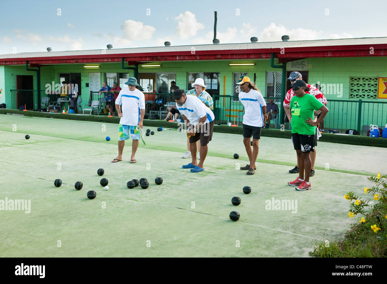 Männer spielen Rasen Schalen im Thursday Island Bowls Club. Thursday Island, Torres-Strait-Inseln, Queensland, Australien Stockfoto