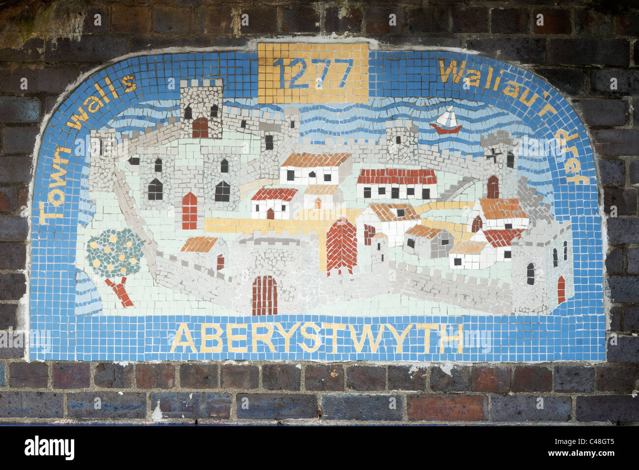 Teil einer Serie von 8 Mosaiken in der Wand nahe Aberystwyth Castle, diesein Darstellung der Stadtmauer 1277 gesetzt Stockfoto