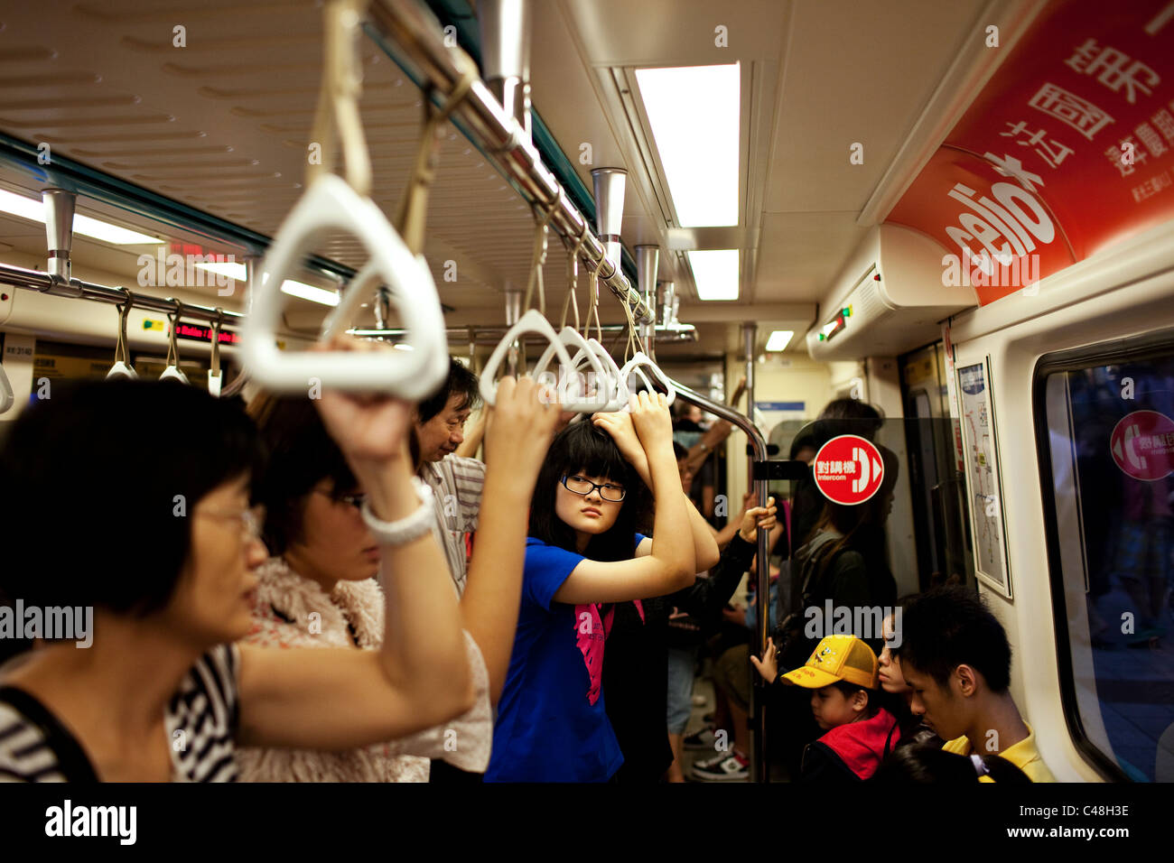 Ein junges Mädchen reitet die MRT in Taipeh, Taiwan, 23. Oktober 2010. Stockfoto