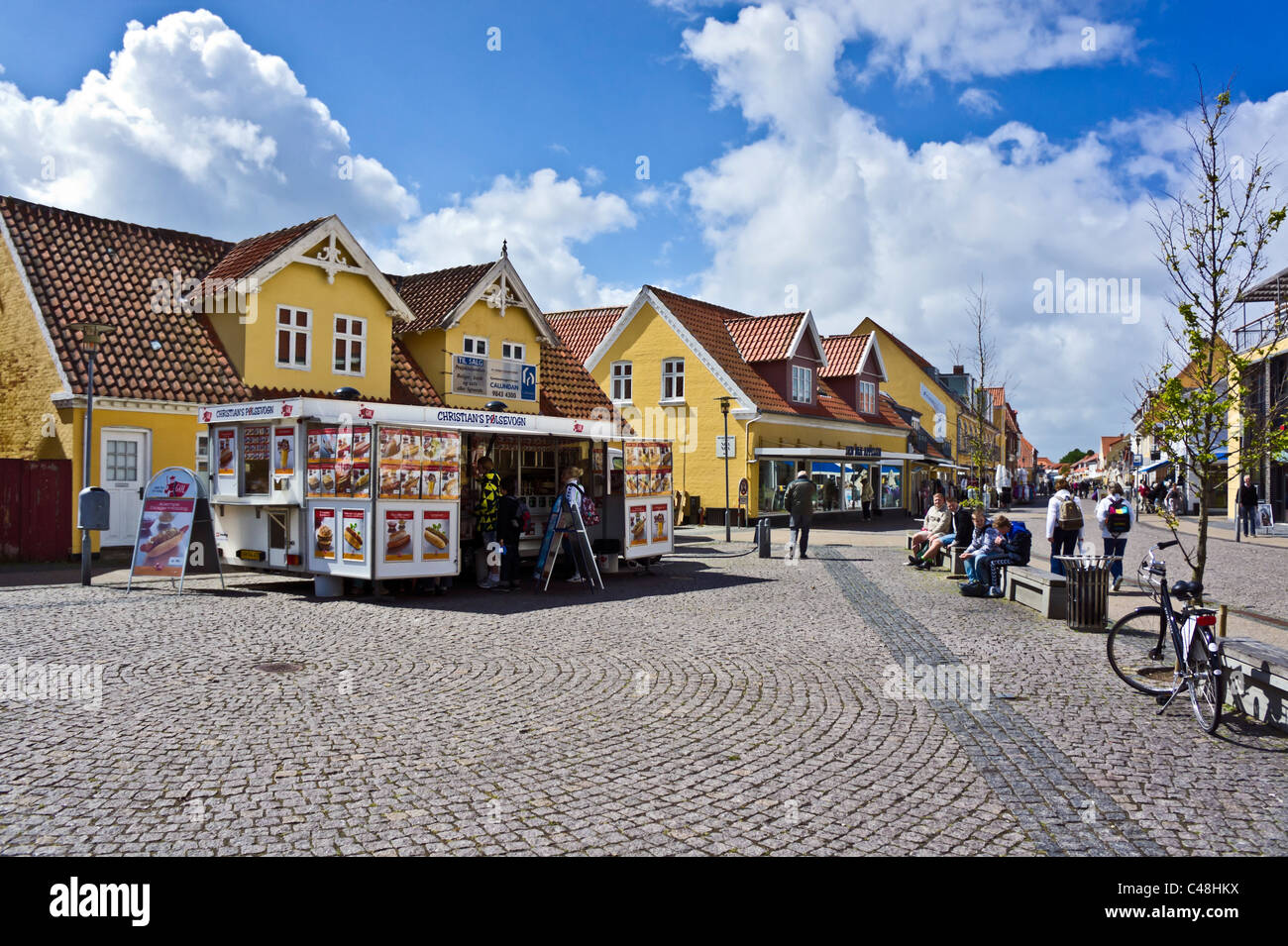 Fußgängerzone Straße Hauptplatz im Zentrum von Skagen Jütland Dänemark mit Hot-Dog-Verkaufsstelle im Vordergrund. Stockfoto