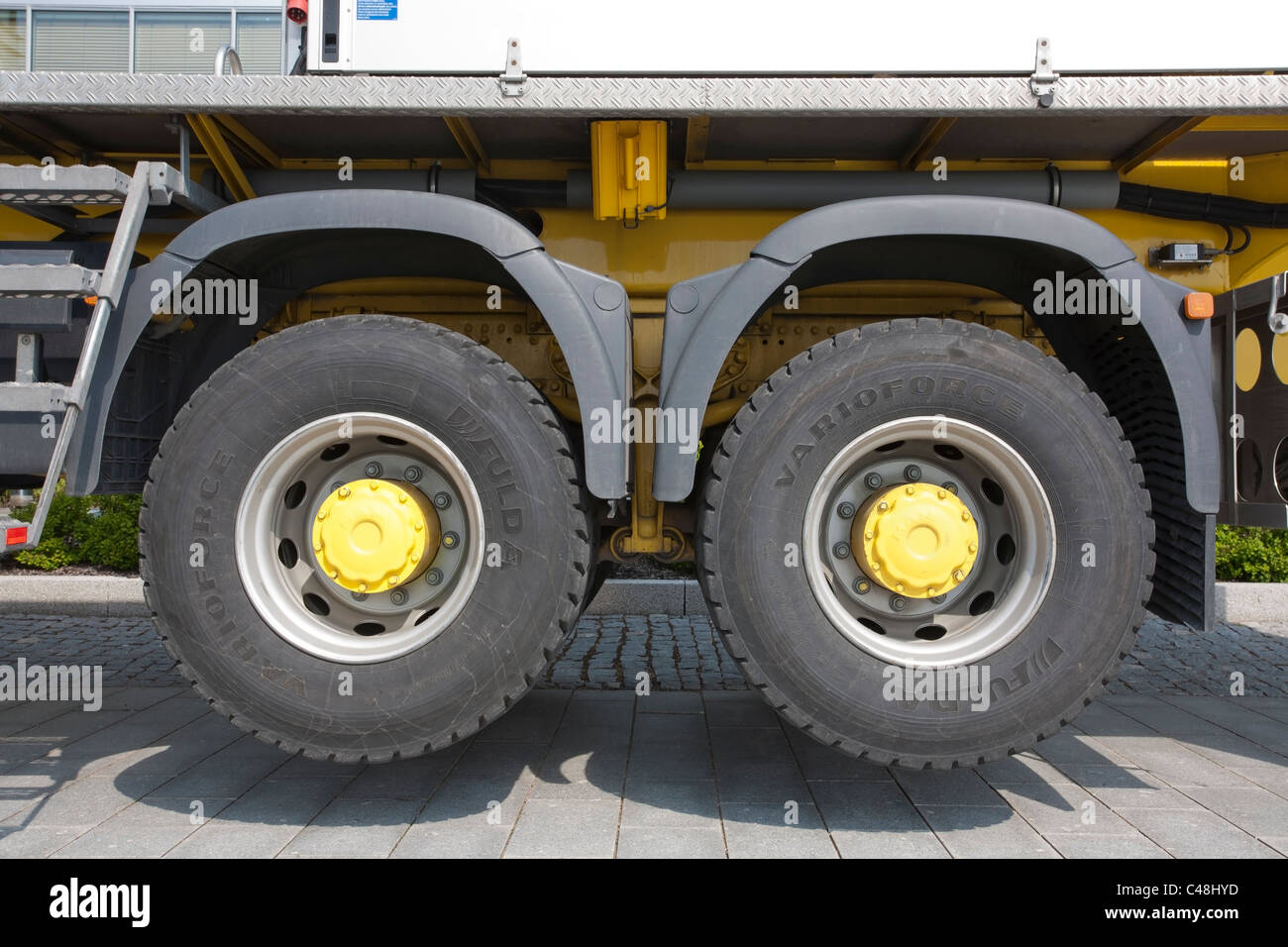 LKW-Hinterräder angehoben in die Luft Stockfoto