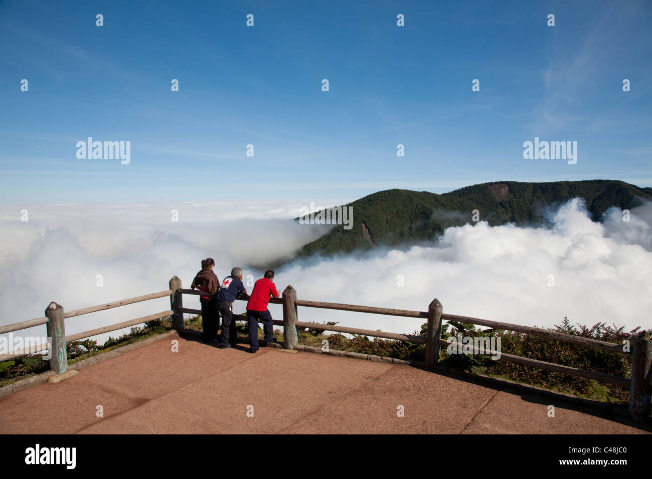 Durch Wolken eingeschränkte Sicht auf die Poas Vulkankrater. In der Nähe von San Jose, Costa Rica. Stockfoto