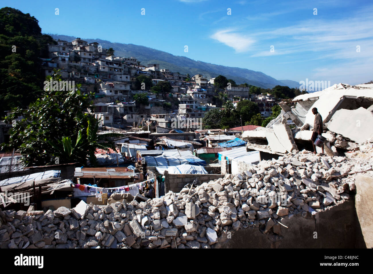 Mann zu Fuß in die Überreste von abgerissenen Häusern in Port-au-Prince. Stockfoto