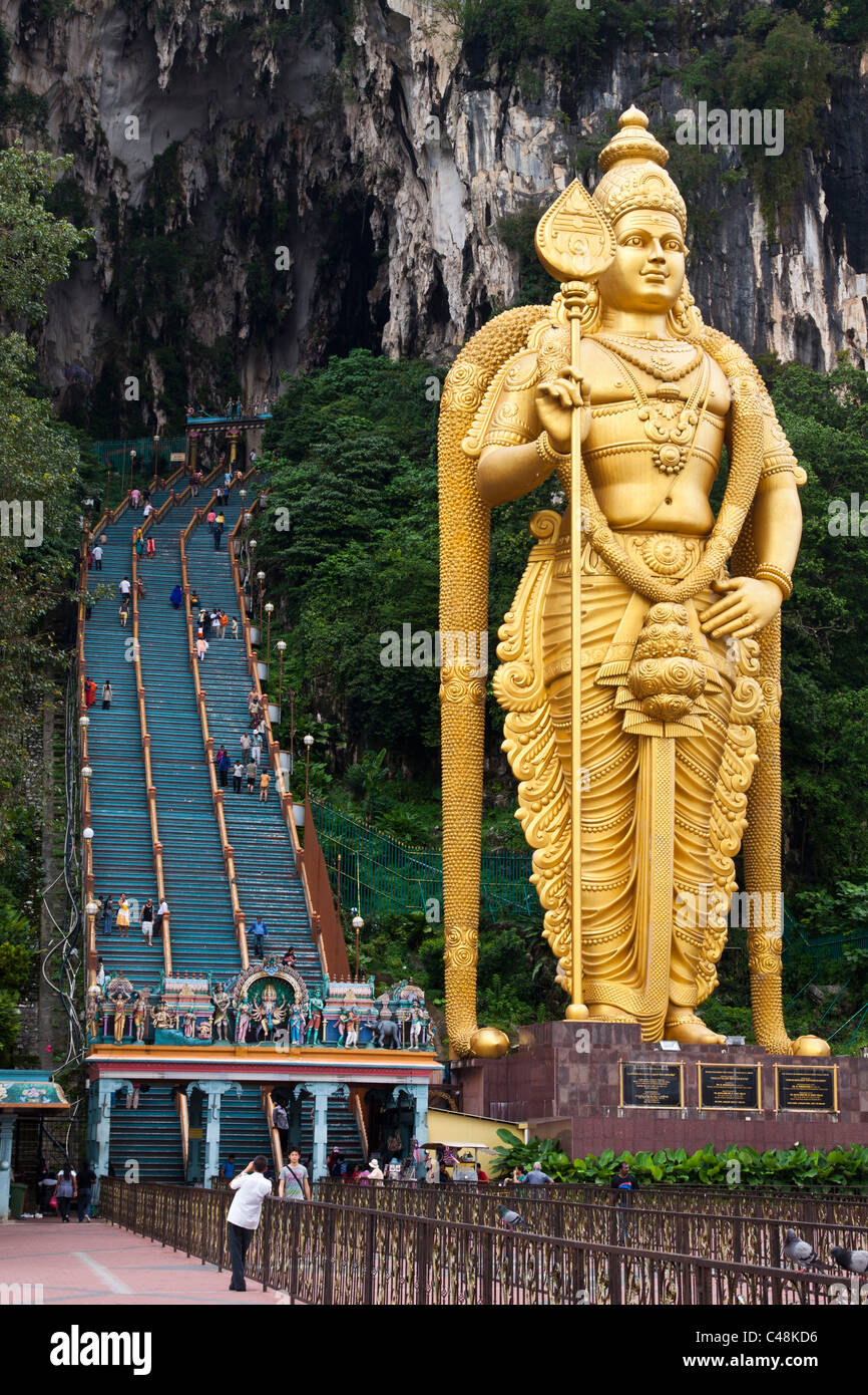 Goldene Statue von Lord Murugan am Eingang zum Batu Caves. Kuala Lumpur, Malaysia. Foto wurde 25. September 2010. Stockfoto