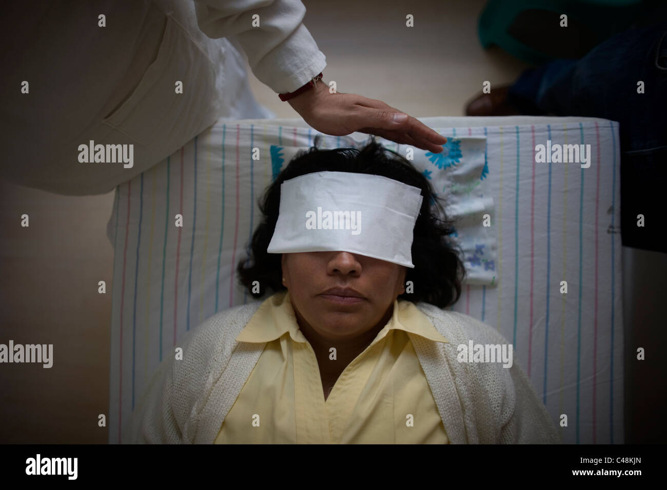 Eine Frau erhält Reiki in Mexiko-Stadt Stockfoto