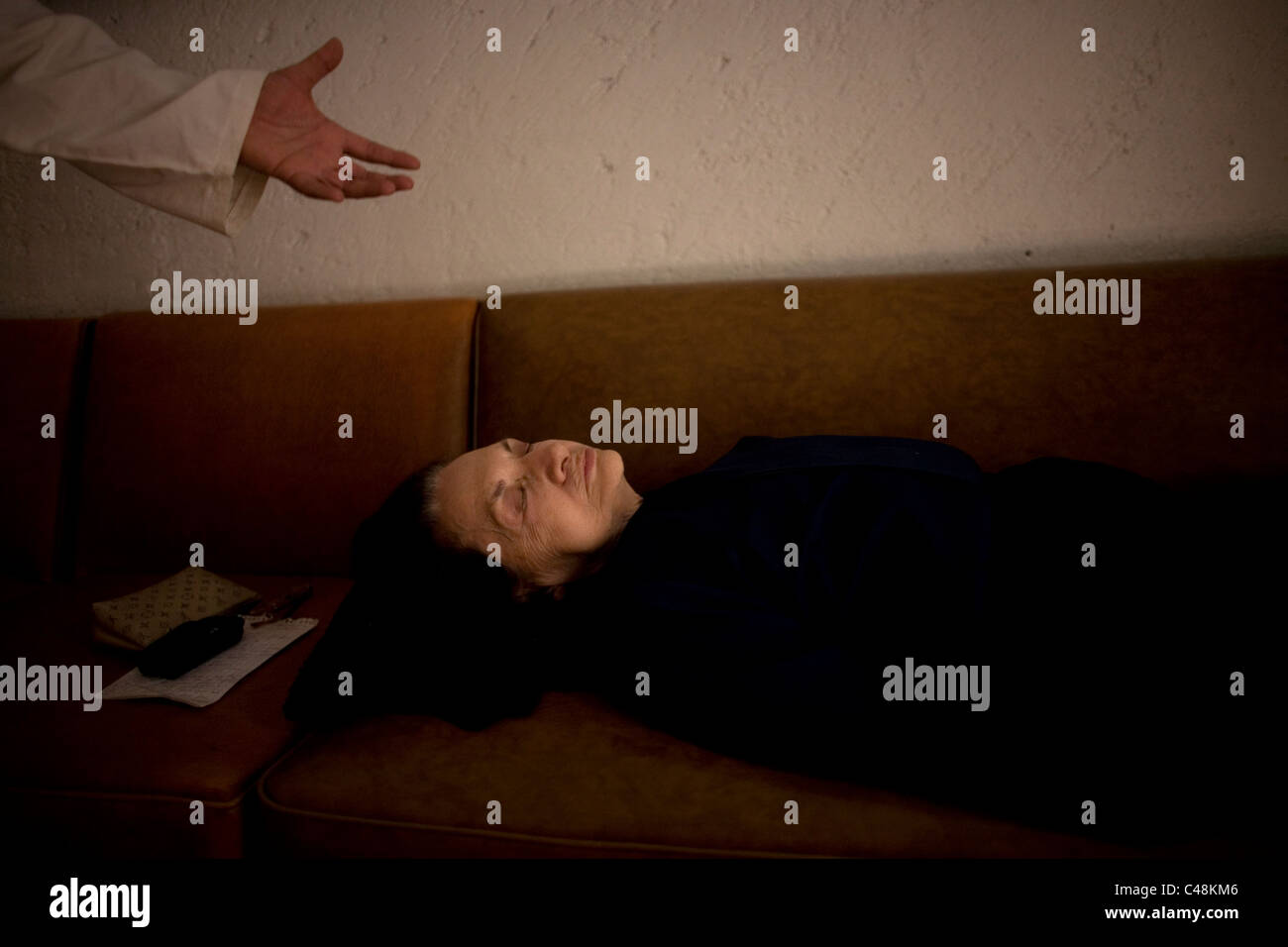 Reiki-Meisterin gibt reconnective healing, ein älterer Patient in ein Altenheim für Frauen in Mexiko-Stadt Stockfoto