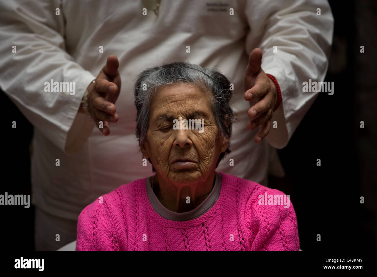 Eine Frau erhält Reiki in ein Altenheim für Frauen in Mexiko-Stadt Stockfoto