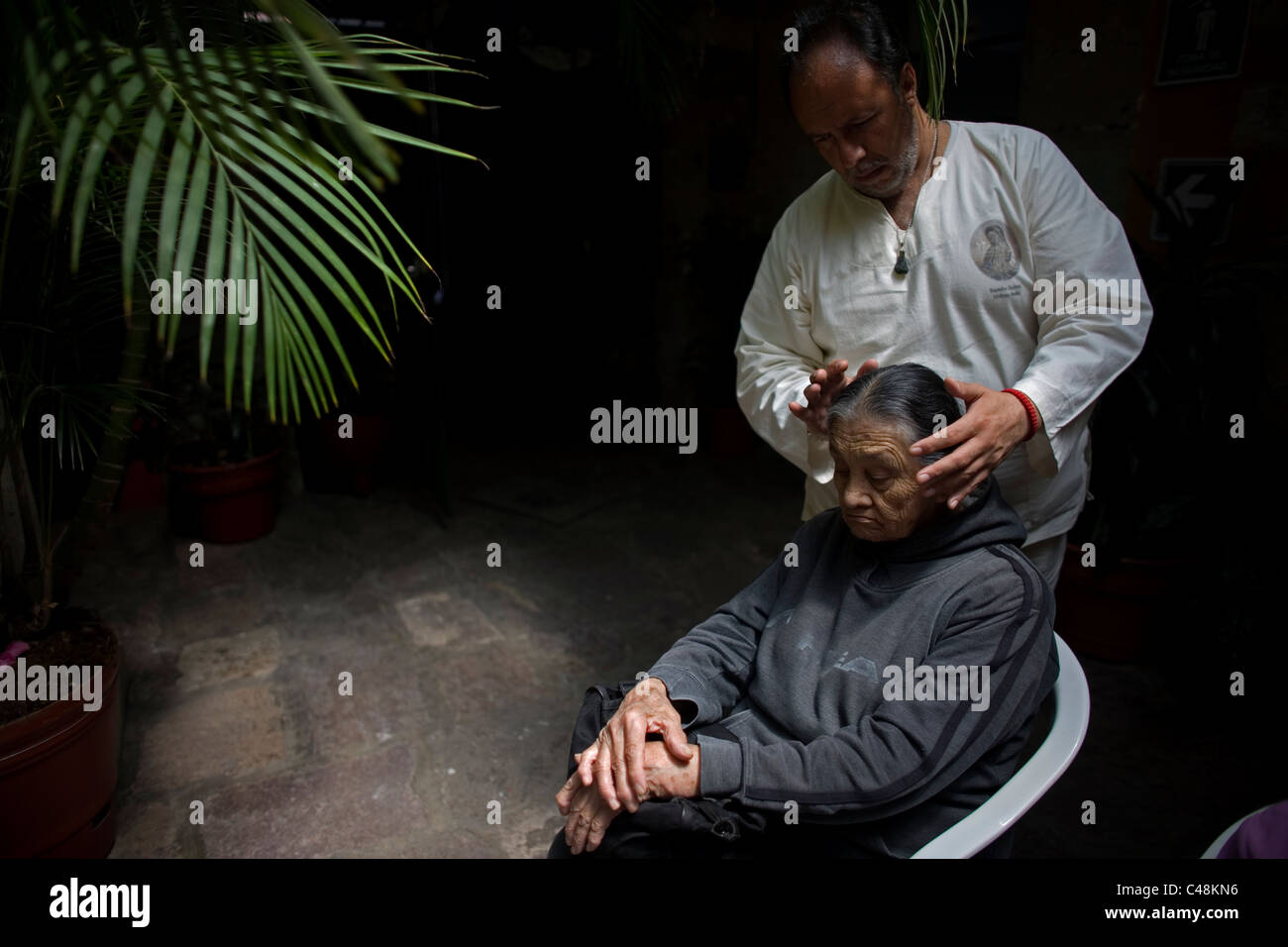 Eine Frau erhält Reiki in ein Altenheim für Frauen in Mexiko-Stadt Stockfoto