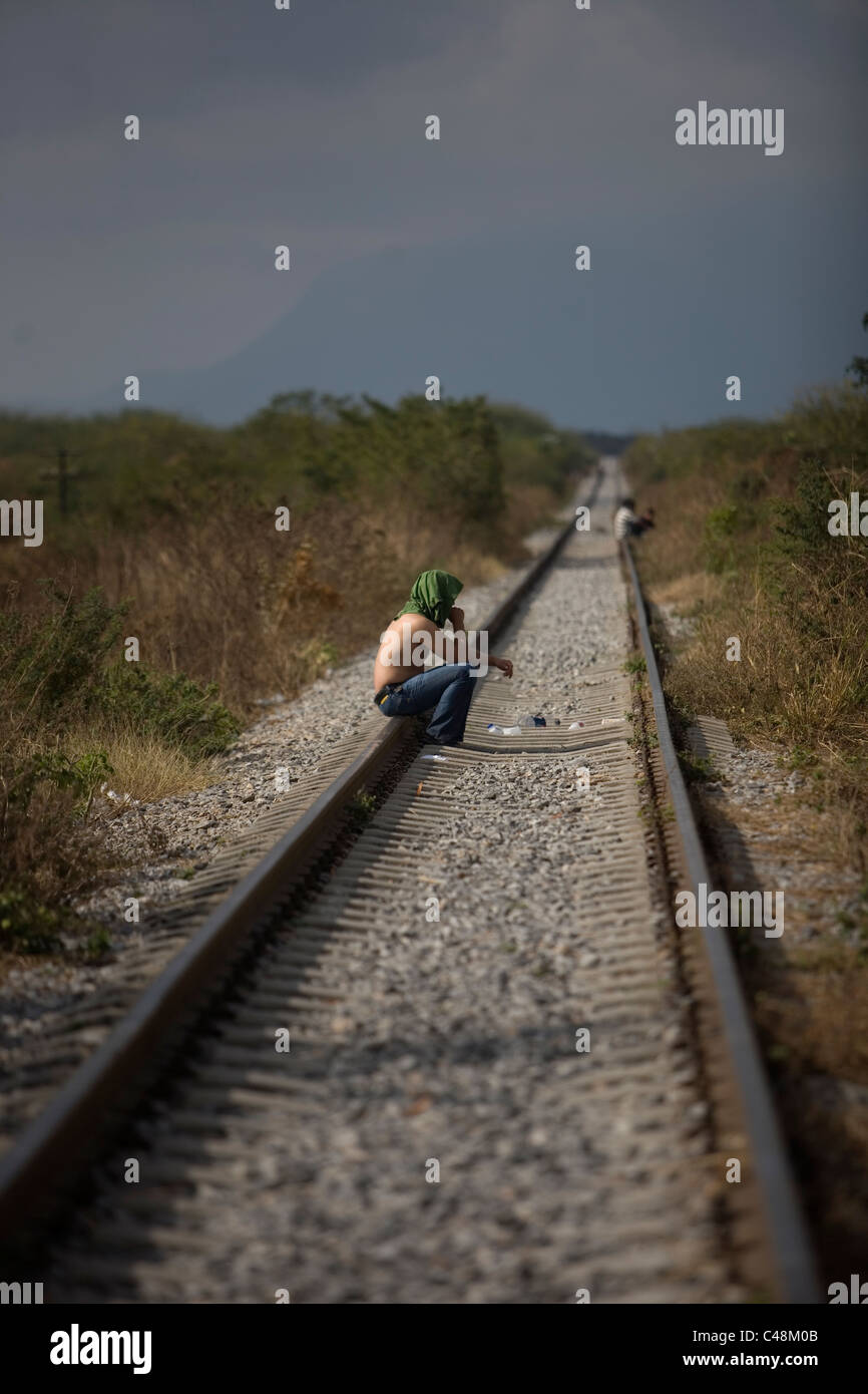 Zentralamerikanischen Migranten Reisen in Mexiko, in den Vereinigten Staaten zu arbeiten wartet entlang der Eisenbahn, Zug, in Ixt zu springen Stockfoto