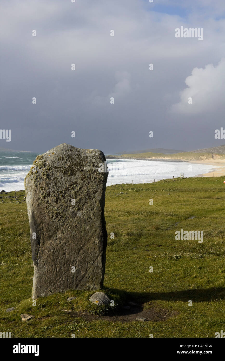 Westküste Strand in der Nähe von Borve stehend Stein westlichen Inseln Insel Harris klar Meere Hochland Schottland uk gb Stockfoto