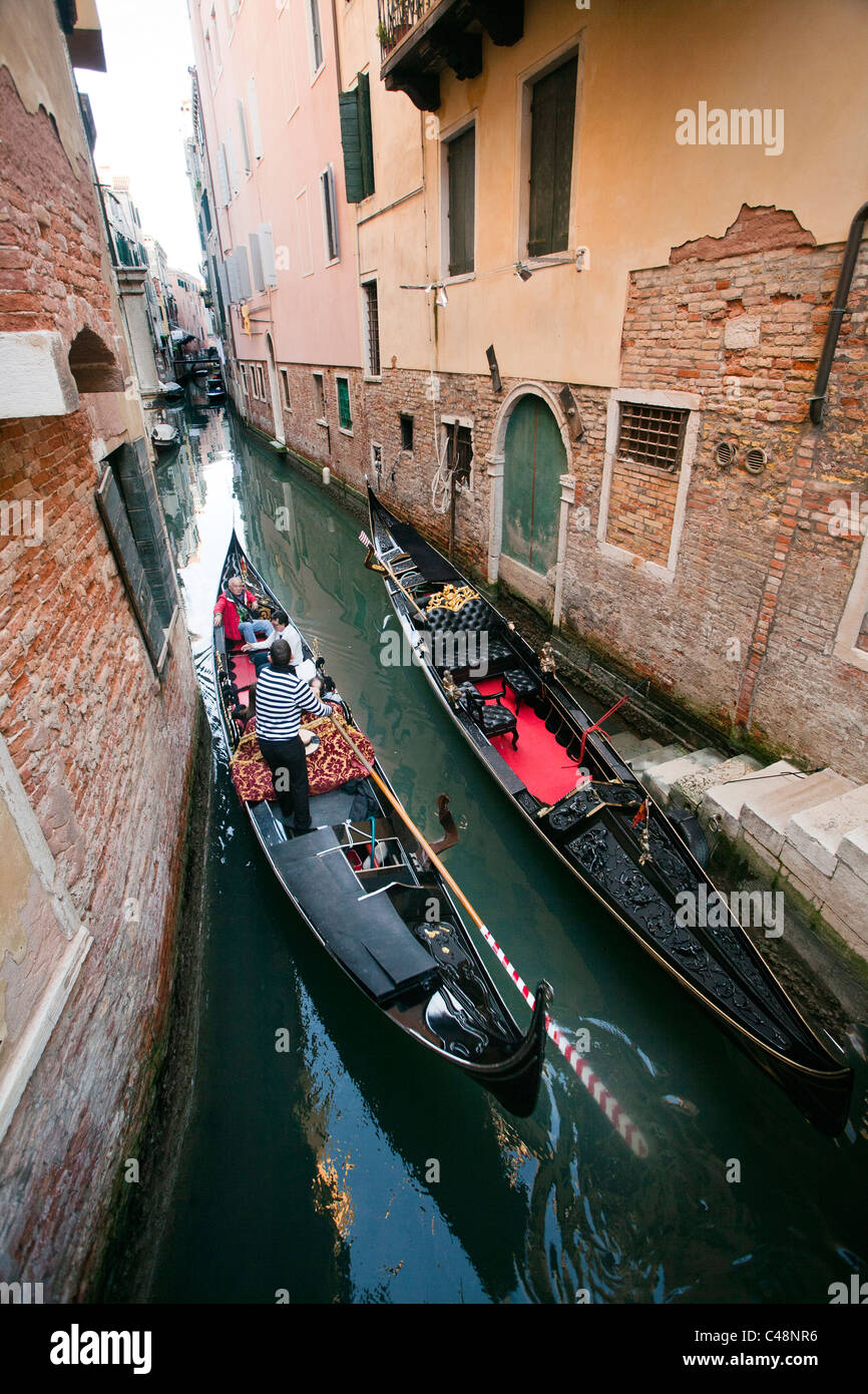 Gondeln auf einem schmalen Kanal in Venedig, Italien. Stockfoto