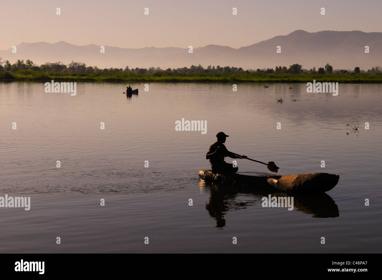 Fischer fahren auf dem Shire River. Afrika Stockfoto