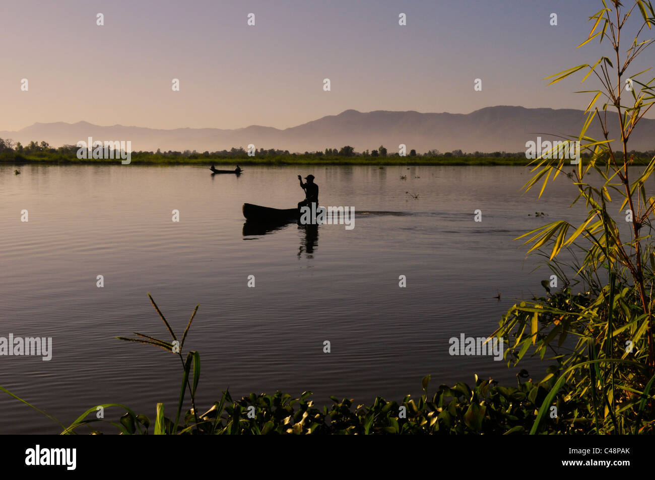 Fischer fahren auf dem Shire River. Afrika Stockfoto
