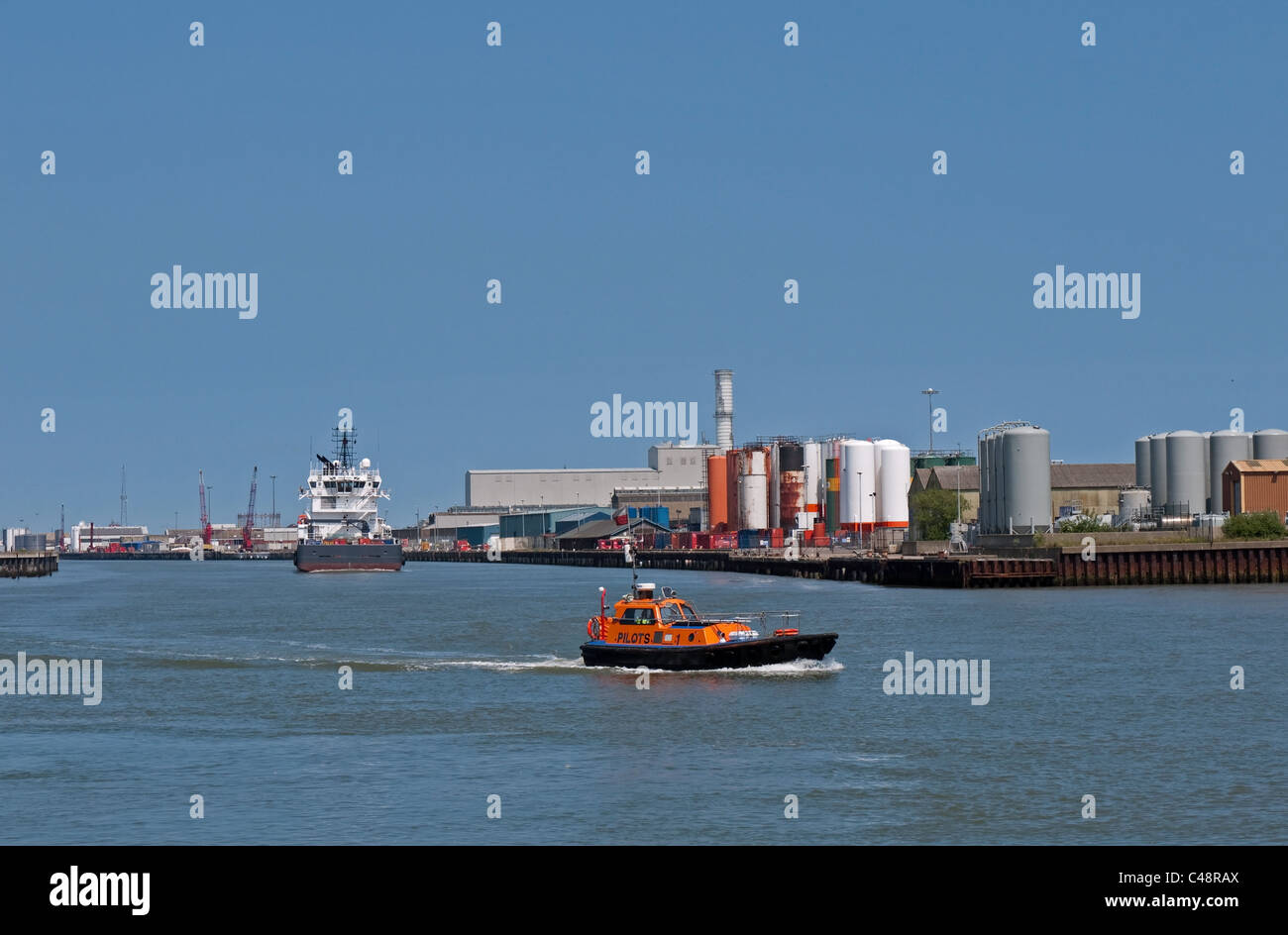 Lotsenboot eskortierte Schiff aus dem Hafen von Yarmouth, Norfolk, England Stockfoto