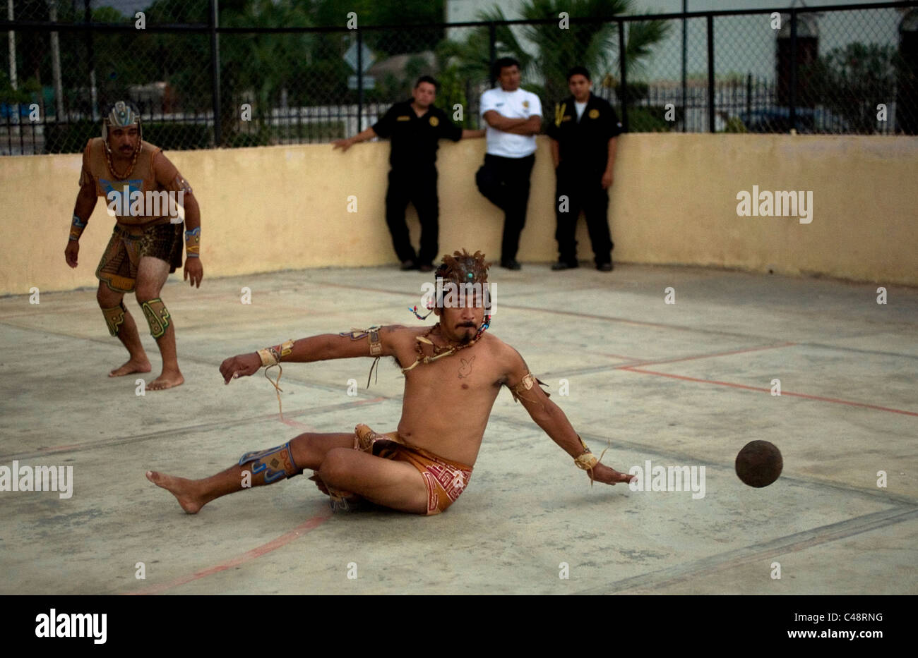 Ein Maya-Ball Spieler schlägt den Ball mit der Hüfte, da er in Chapab Dorf in Yucatan-Zustand in der mexikanischen Halbinsel Yucatan spielt Stockfoto