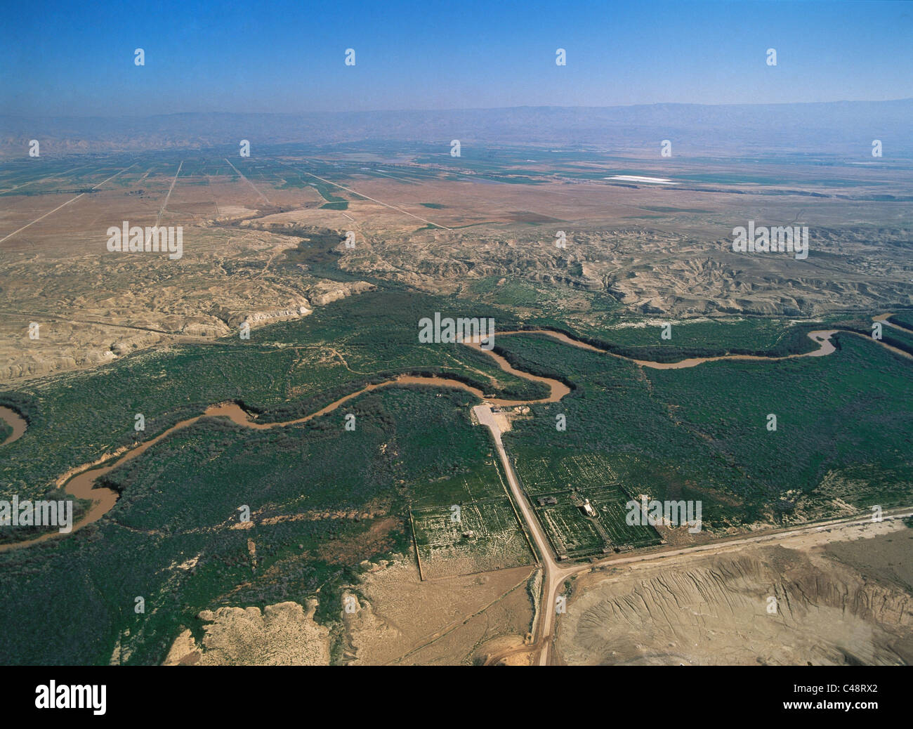 Luftaufnahme des Jordanien Flusses in der Nähe des Toten Meeres Stockfoto