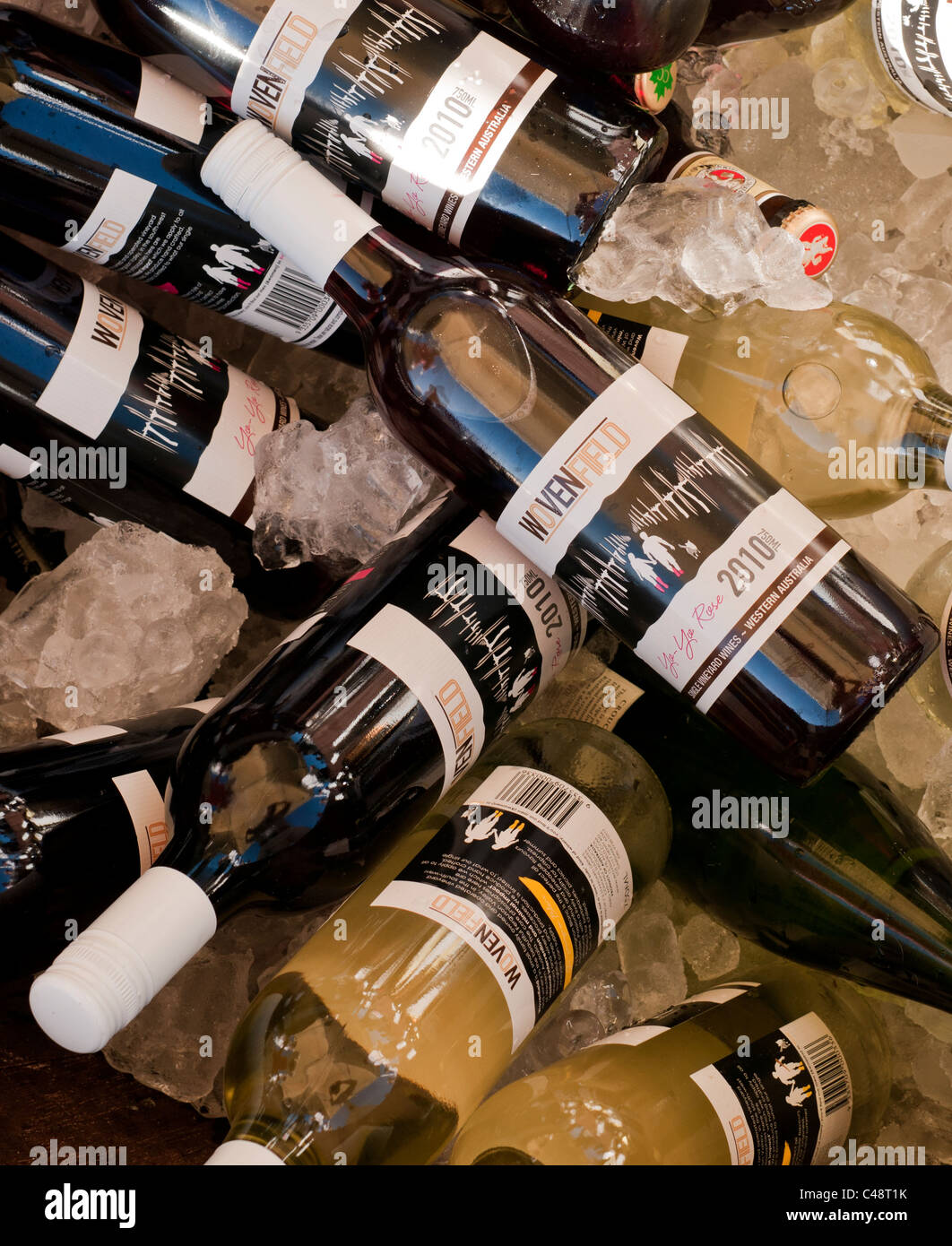 Flaschen "Gewebt Feld" Rose und Sauvignon Blanc Wein auf Eis, Western Australia Stockfoto