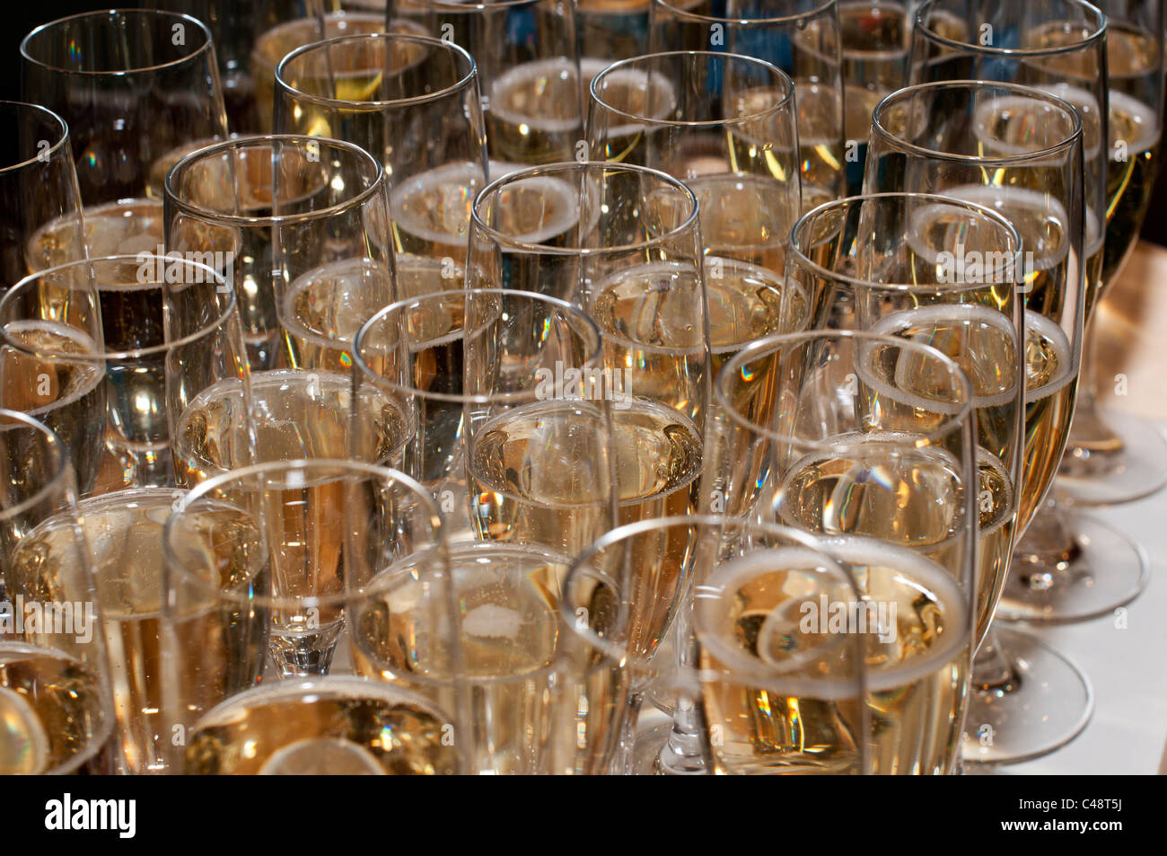 Sektglas Gläser gefüllt mit Champagner Stockfoto