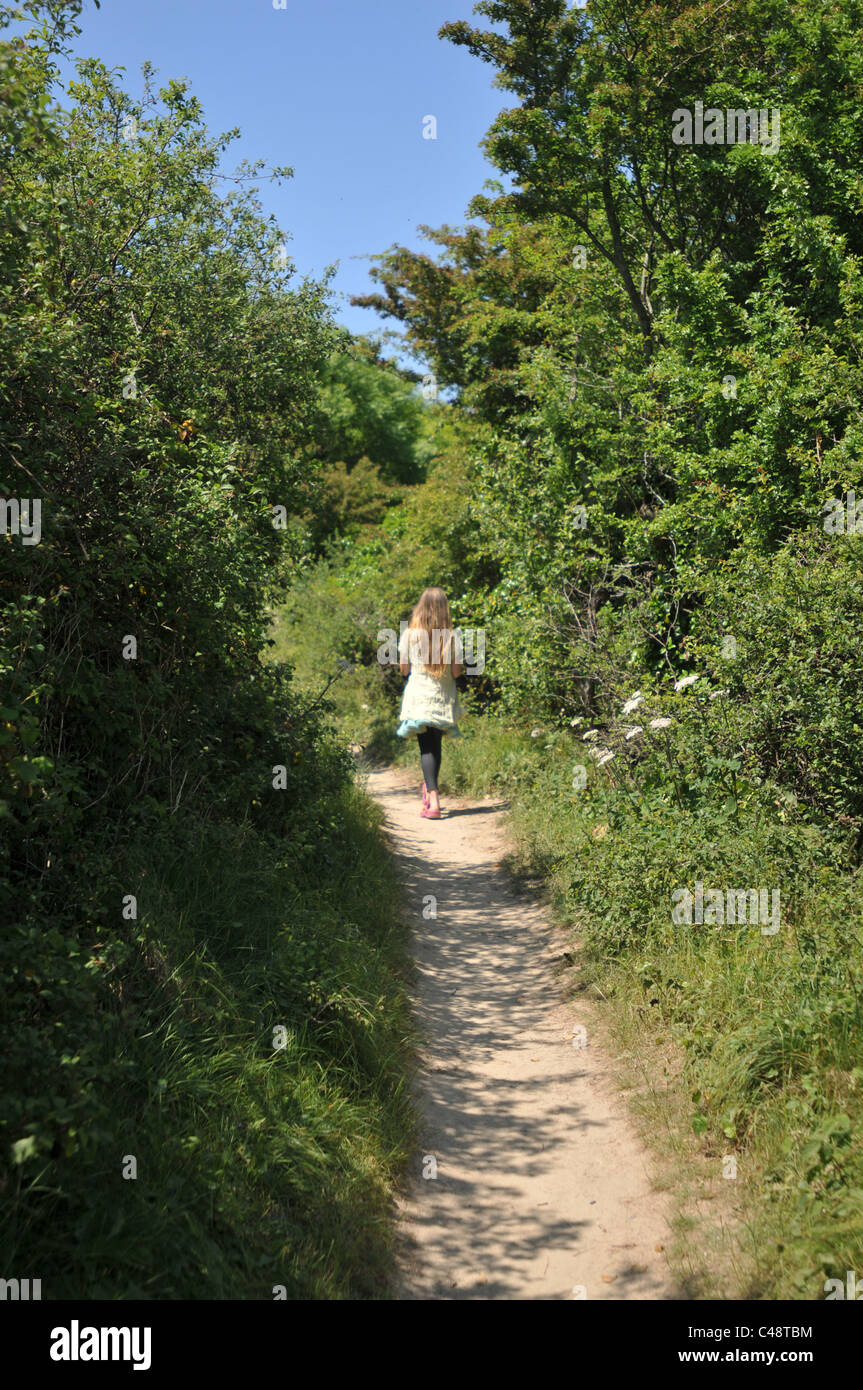 Ein 11-jähriges Mädchen durch einen Pfad in Porth Witz, Cornwall Stockfoto