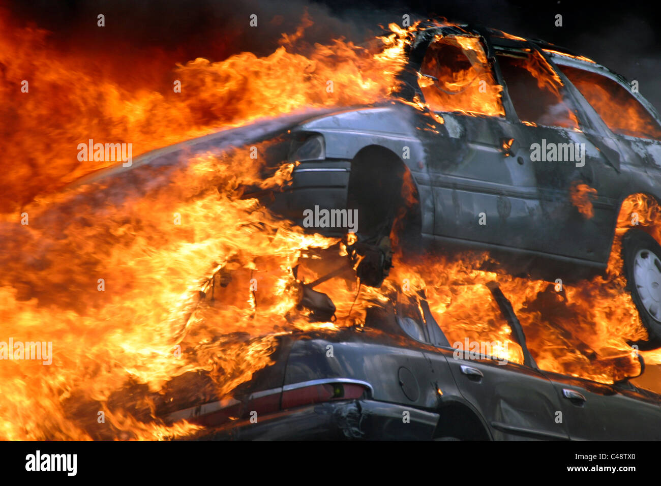 Autos in Brand bei einem Feuer in einem Schrottplatz Stockfoto