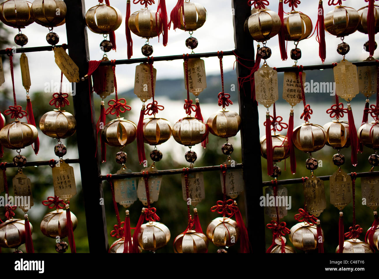 Glocken und Platten eingeschrieben Segnungen und Wünsche Linie einen Pfad zum Sonne-Mond-See in Zentraltaiwan West, 21. Oktober 2010. Stockfoto