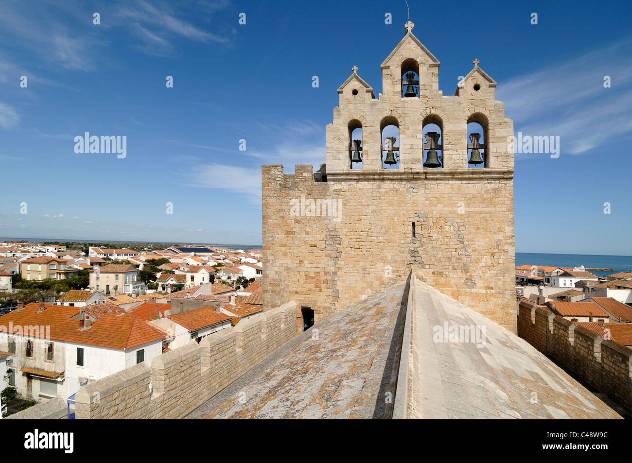 Blick von der Dachterrasse auf die Wehrkirche von C12 Notre-Dame-de-la-Mer & Belfry Les Saintes-Maries-de-la-Mer Camargue Provence Frankreich Stockfoto