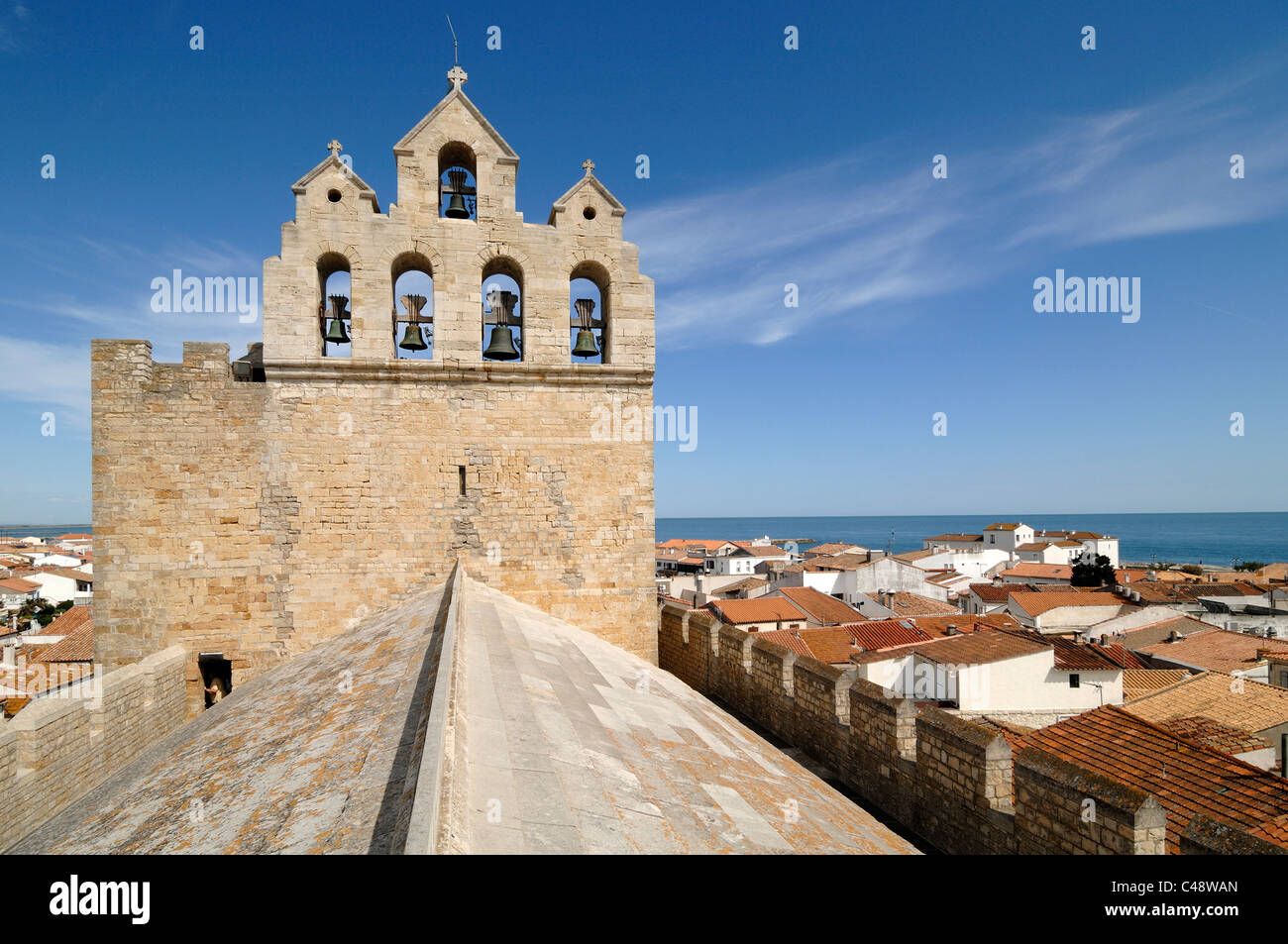 Blick auf die Stadt und das Meer von der Dachterrasse von Die 12. Befestigte Kirche Notre-Dame-de-la-Mer Les Saintes-Maries-de-la-Mer Camargue Provence Frankreich Stockfoto