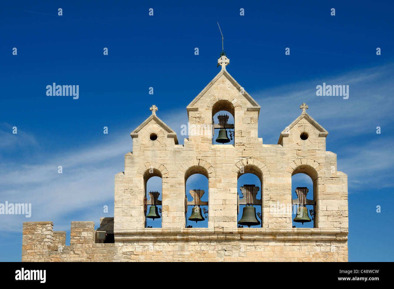 Fünf Glocken im Glockenturm, Glockenturm oder Gable der 12. Kirche Notre-Dame-de-la-Mer Les Saintes-Maries-de-la-Mer Camargue Provence Frankreich Stockfoto