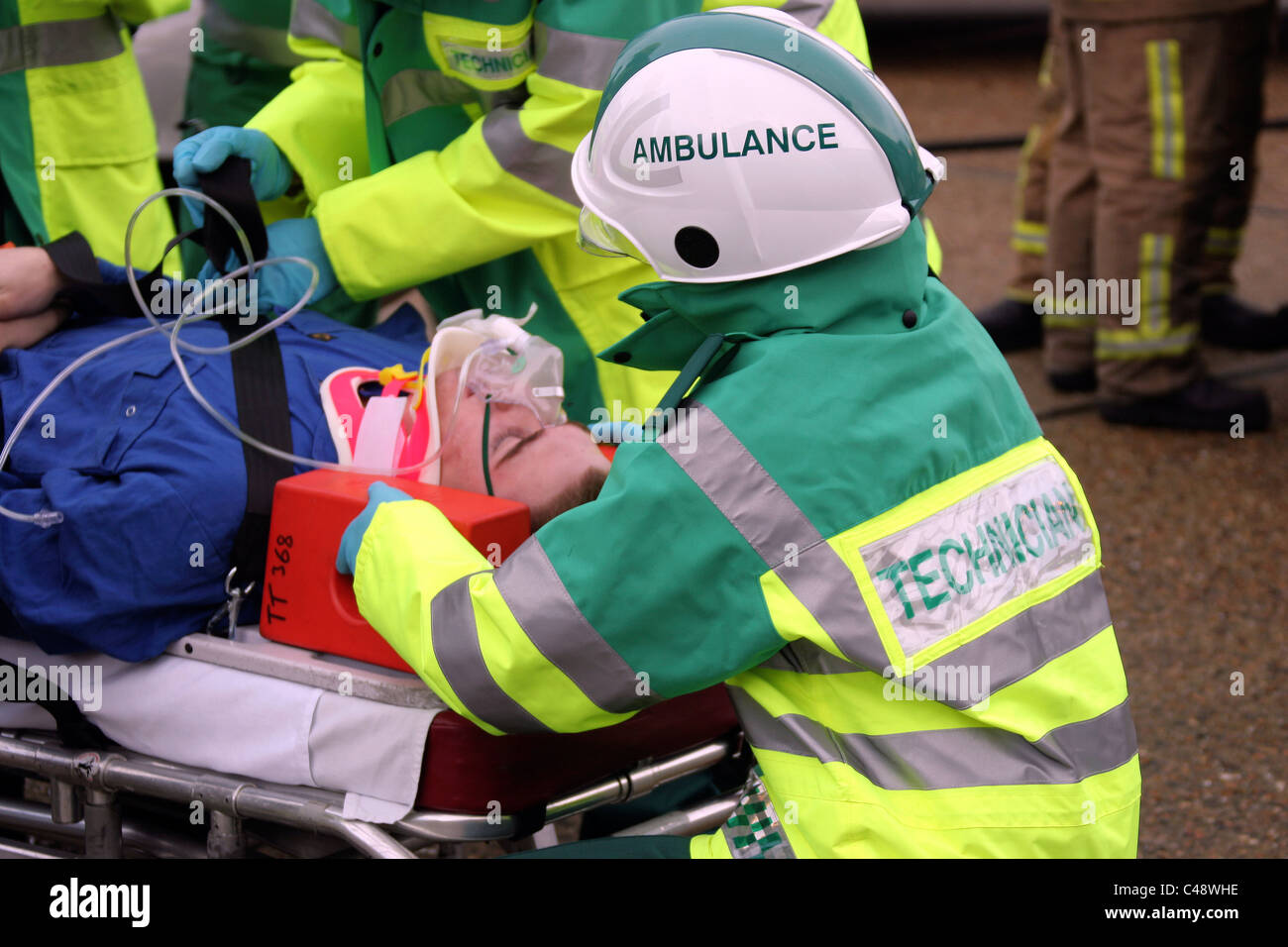 Krankenwagen-Besatzungen schützen einen simulierten Unfall Hals während einer Übung. Stockfoto