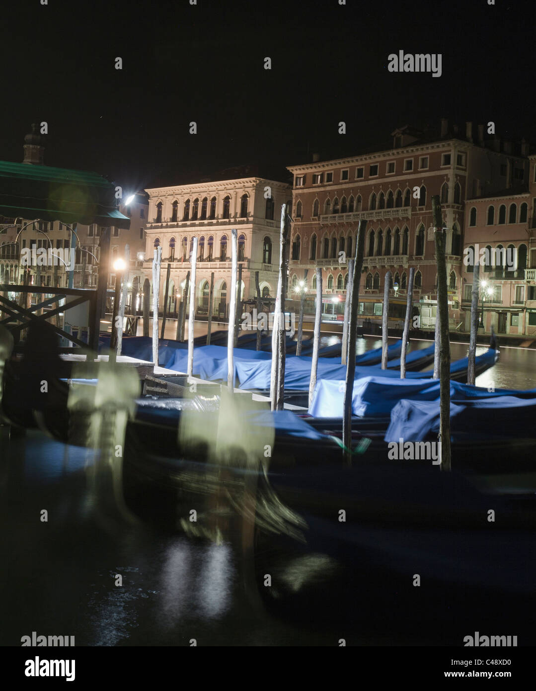 Verschwommene Gondeln und Gebäude in Venedig, Italien. Stockfoto
