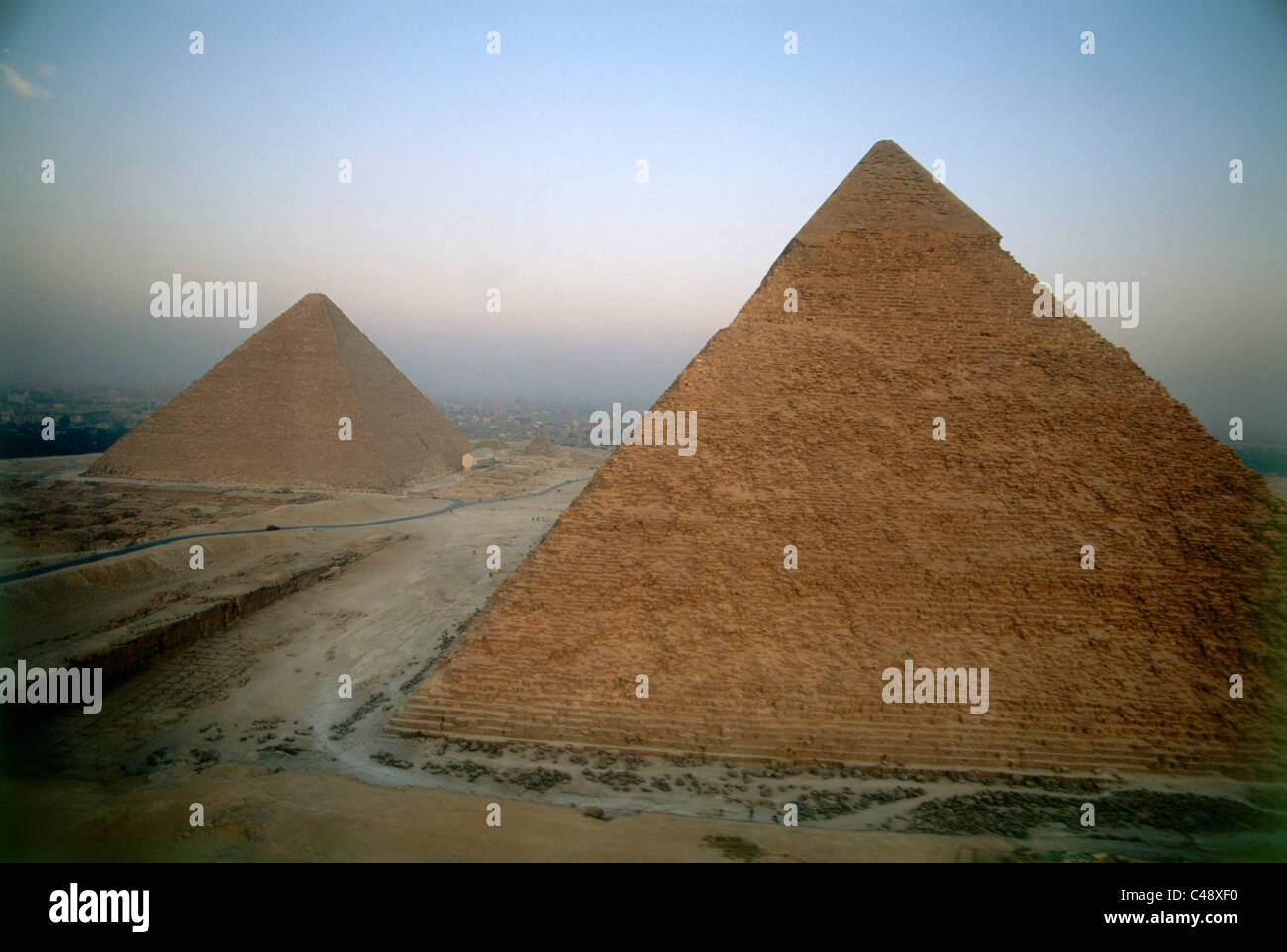 Luftaufnahme von den Pyramiden von Gizeh in der Morgendämmerung Stockfoto