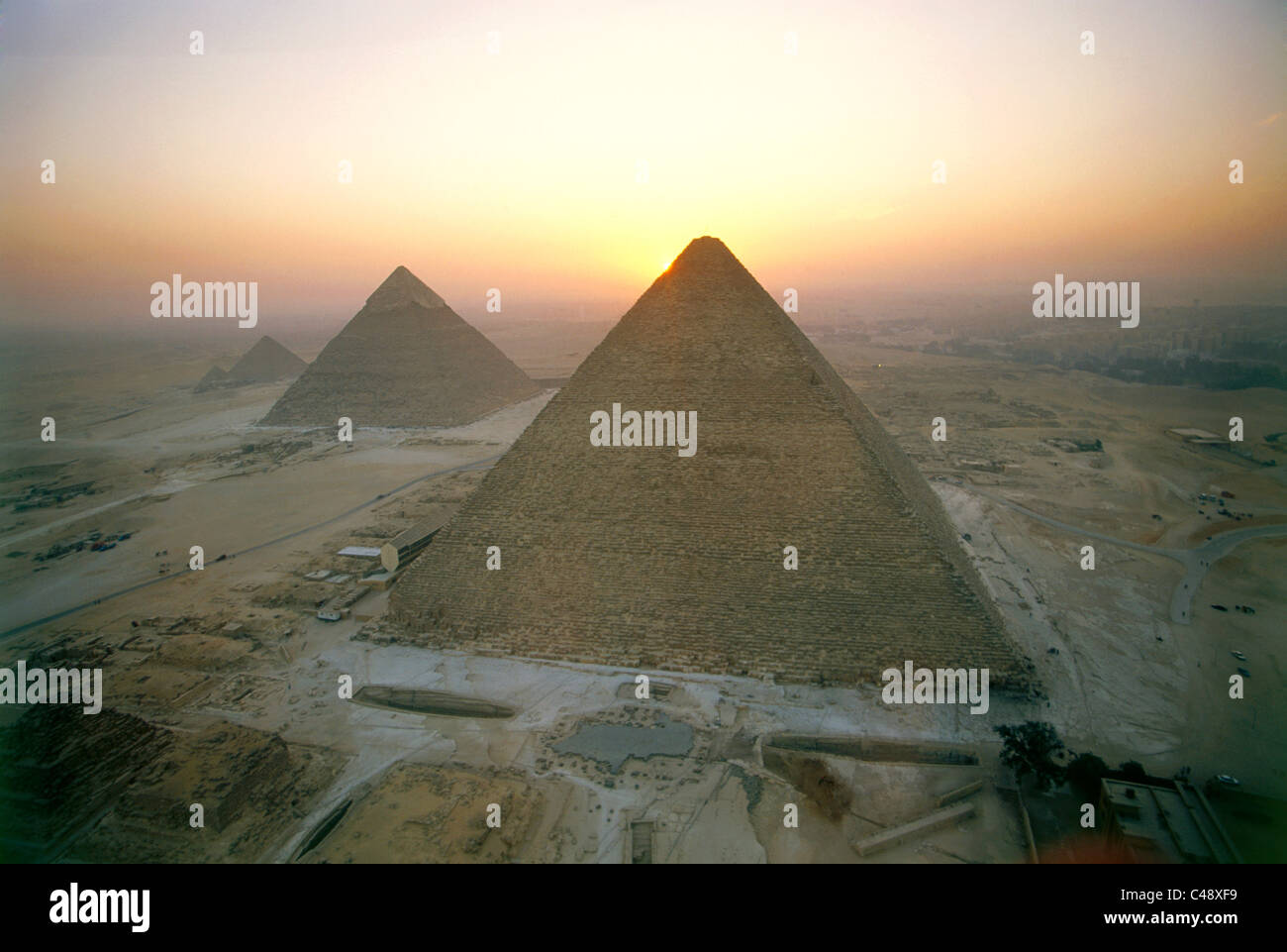 Luftaufnahme von den Pyramiden von Gizeh in der Morgendämmerung Stockfoto