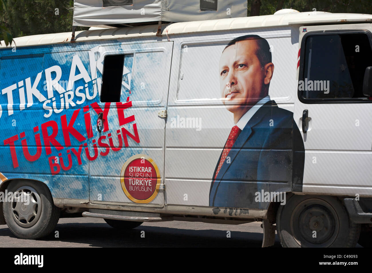 Lokalen türkischen AK Partei Wahlkampf-Bus für die Wahlen 2011 Stockfoto