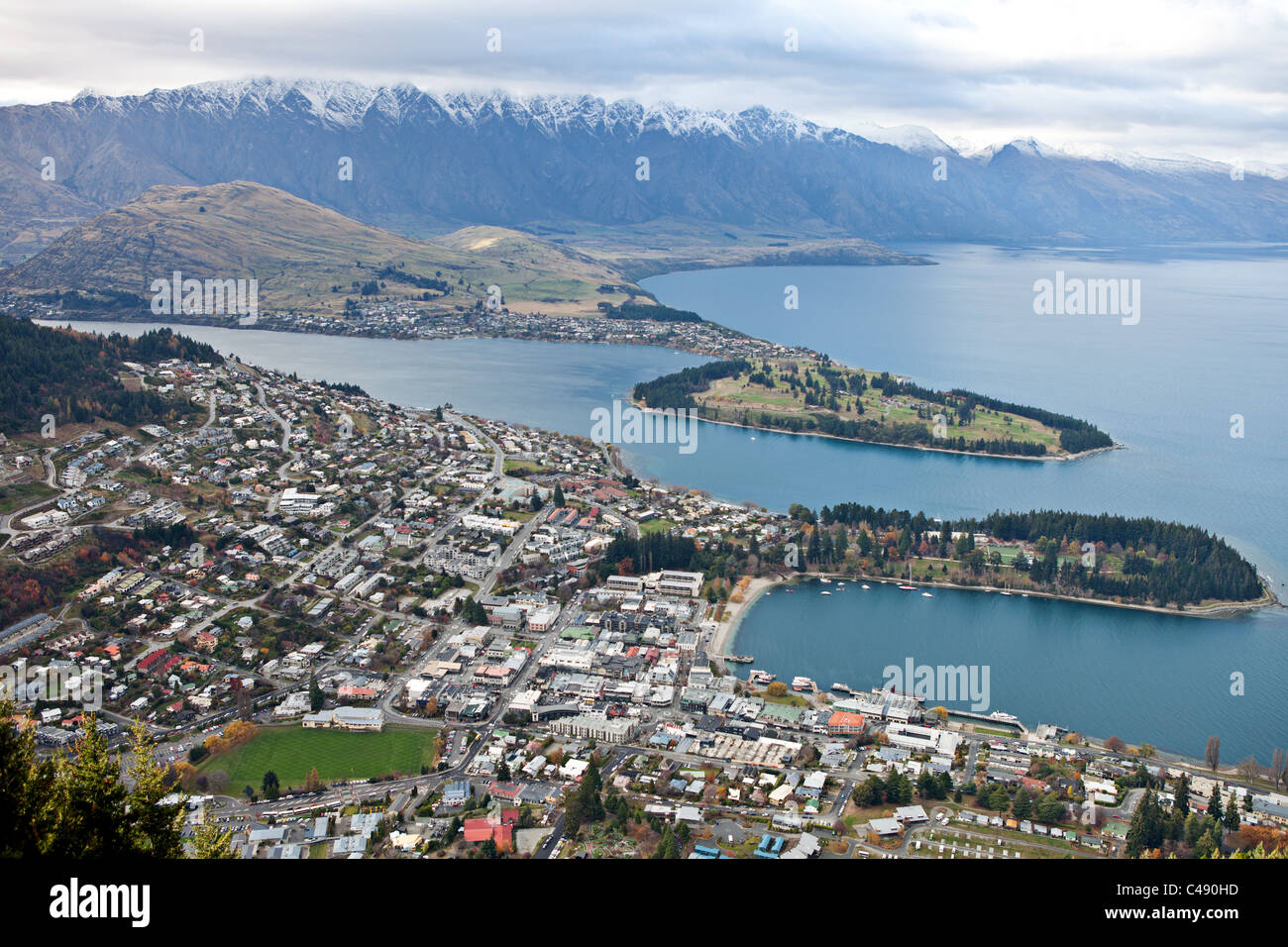 Queenstown und Lake Wakatipu gesehen von der Skyline, Otago, Neuseeland Stockfoto