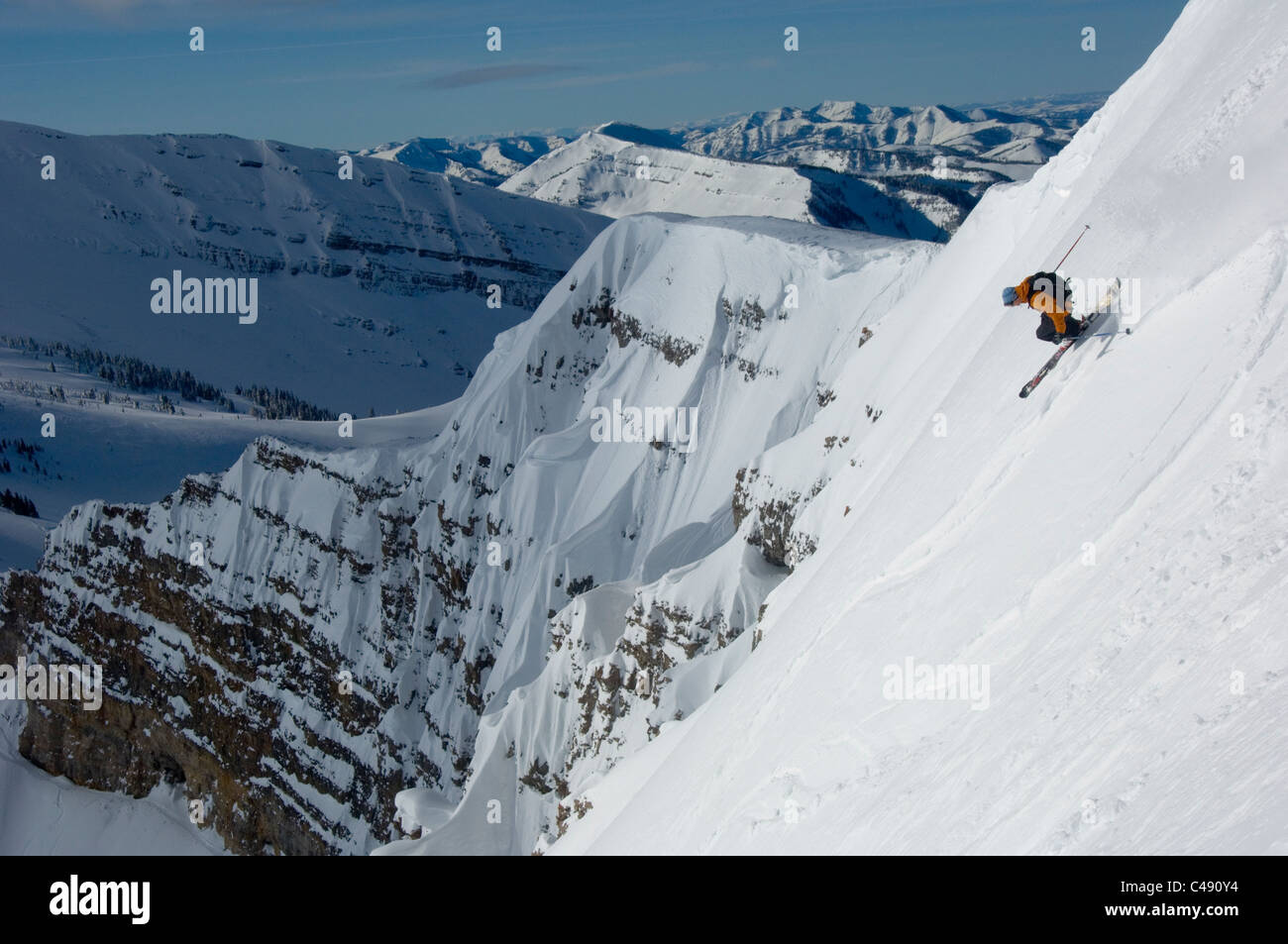 Ein Mann, Skifahren in den Teton außerhalb Jackson, Wyoming einen steilen Berg hinunter. Stockfoto