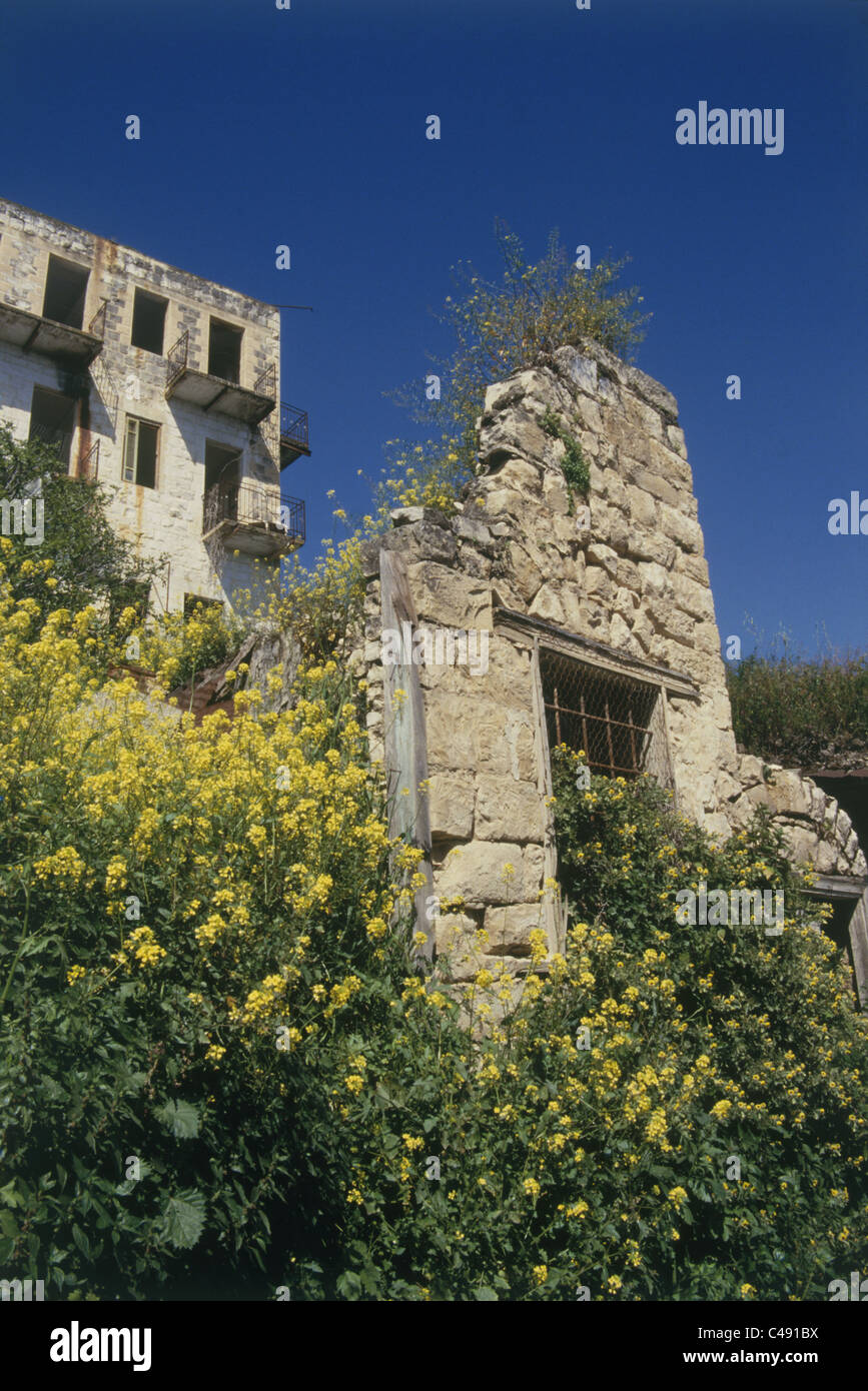 Foto von einem zerstörten Haus im Dorf von Rosh Pina Stockfoto