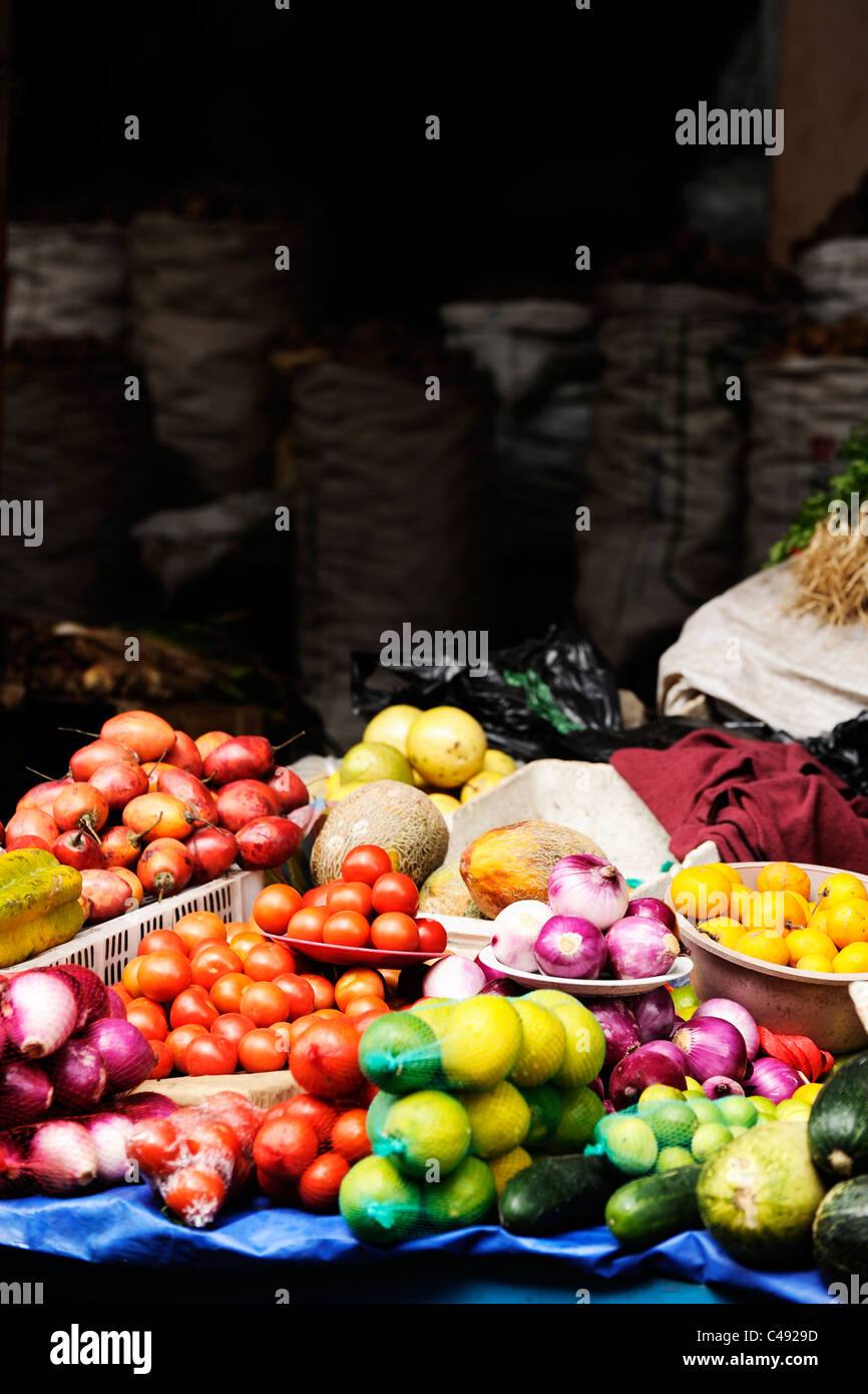 Frisches Obst und Gemüse zum Verkauf auf einem Markt in Ottavalo, Ecuador Stockfoto