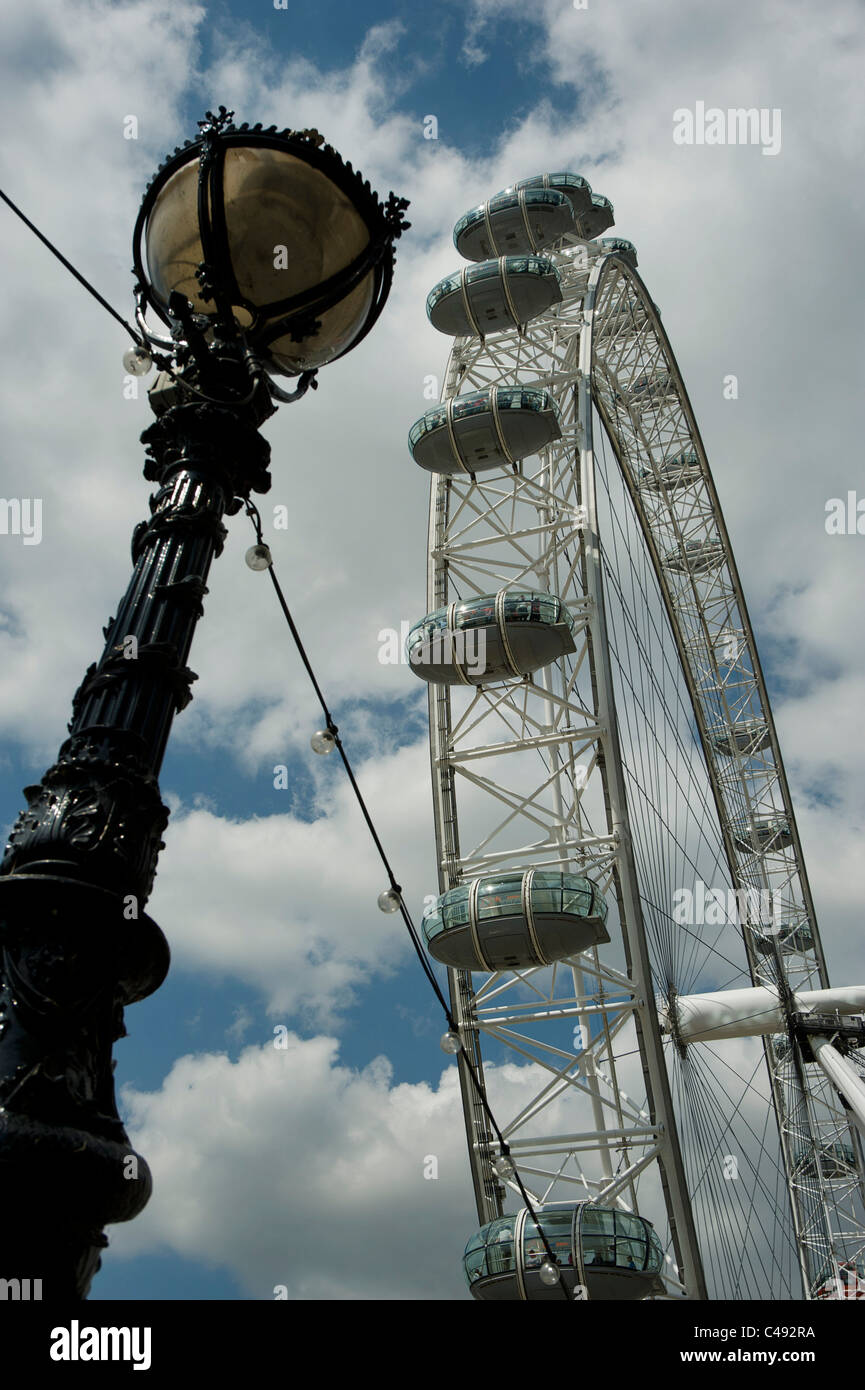 London Eye oder Millennium Wheel in den Jubilee Gardens, am Südufer der Themse. Stockfoto