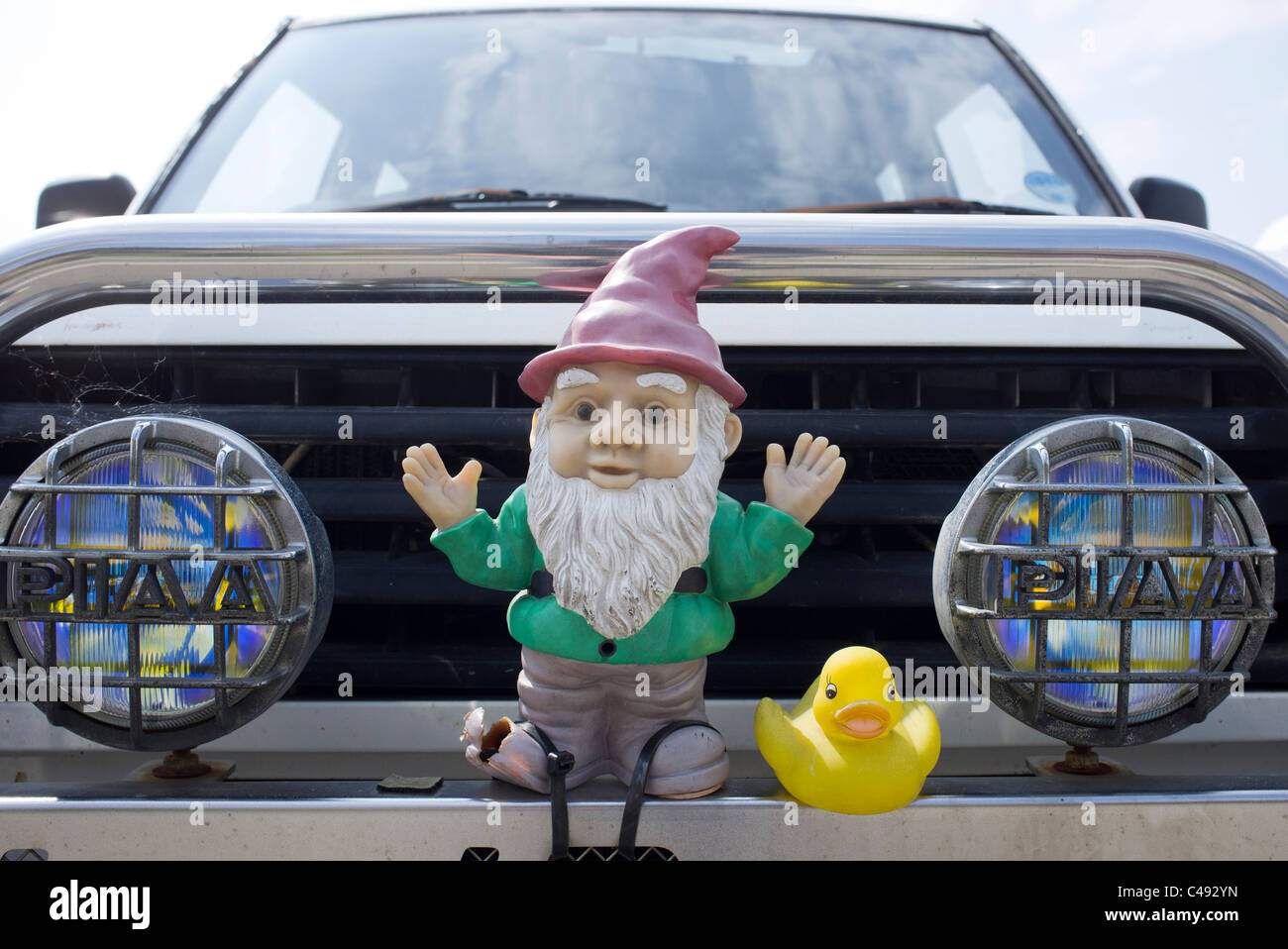Auto Stoßstange mit Garten Knome und Rubber duck Stockfoto